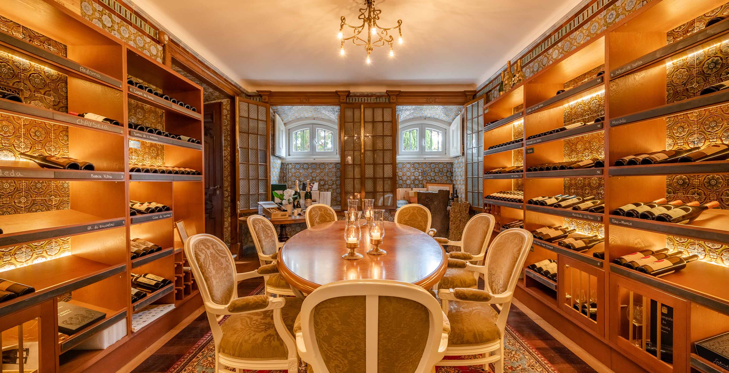 Wijnboetiek met tafel in het midden en wijnkelderdesign in Palace Lisboa, hotel in een paleis in Lisboa, met zwembaden en spa