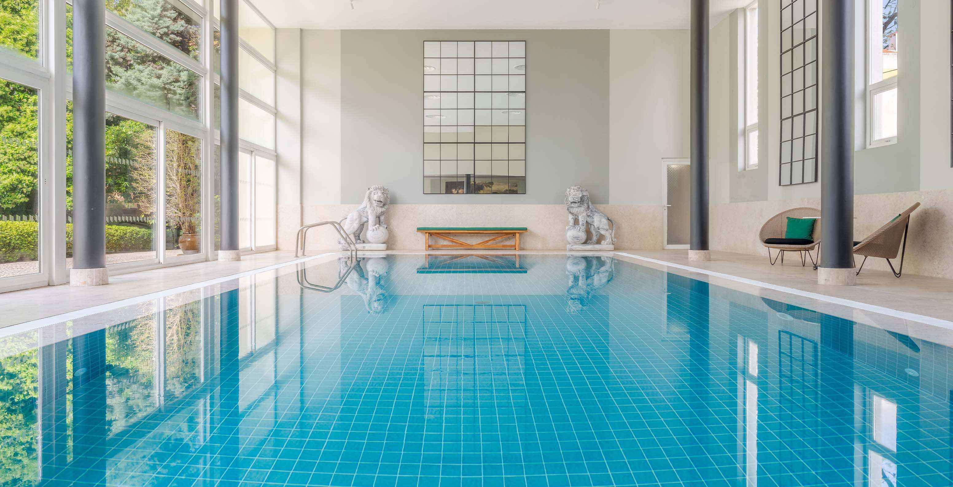 Binnenzwembad van Palace Lisboa met zwembaden en natuurlijk licht