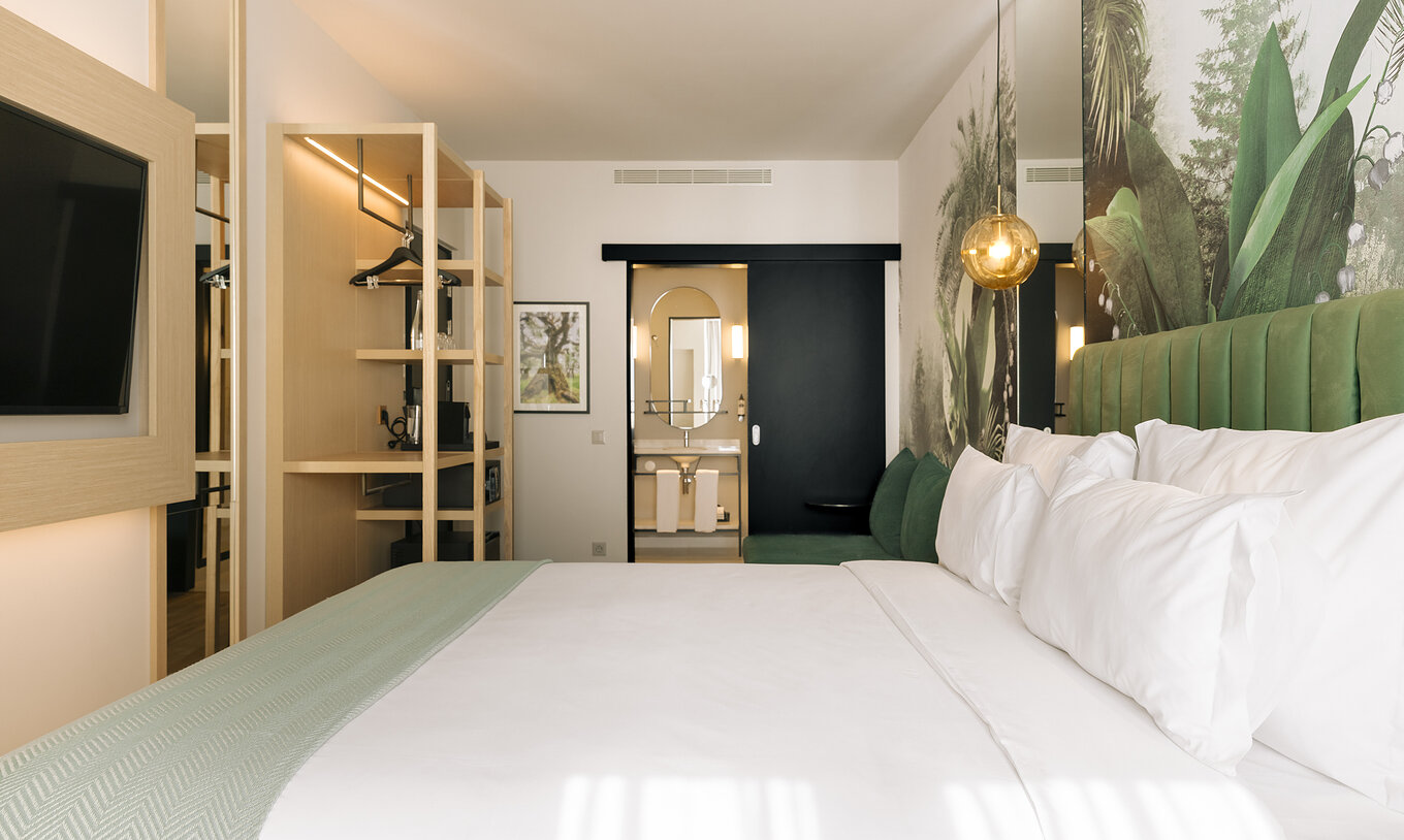 De Superior Plus Kamer van Pestana Rua Augusta Lisboa heeft een tweepersoonsbed, televisie, open kast en badkamer met lavabo