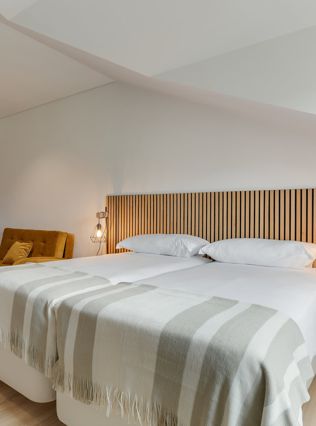 De Familiale - Clubhouse van Pestana Sintra Golf heeft twee bedden met houten hoofdbord, een bank en kitchenette