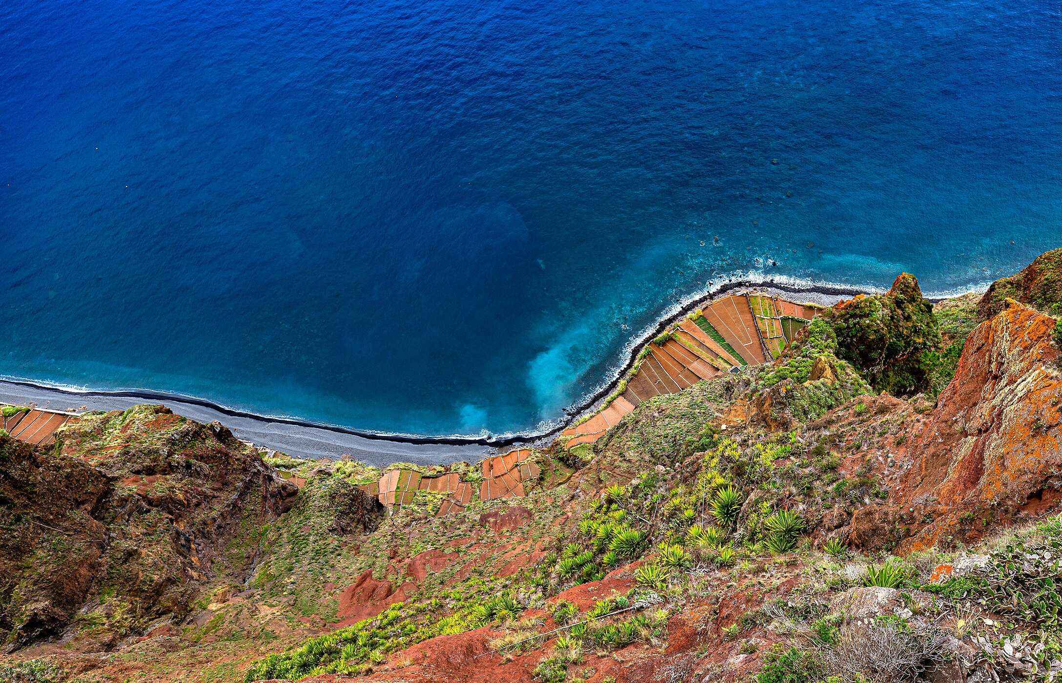 Uitzicht vanaf het uitkijkpunt van Cabo Girão waar je de blauwe oceaanlijn en de klif kunt zien