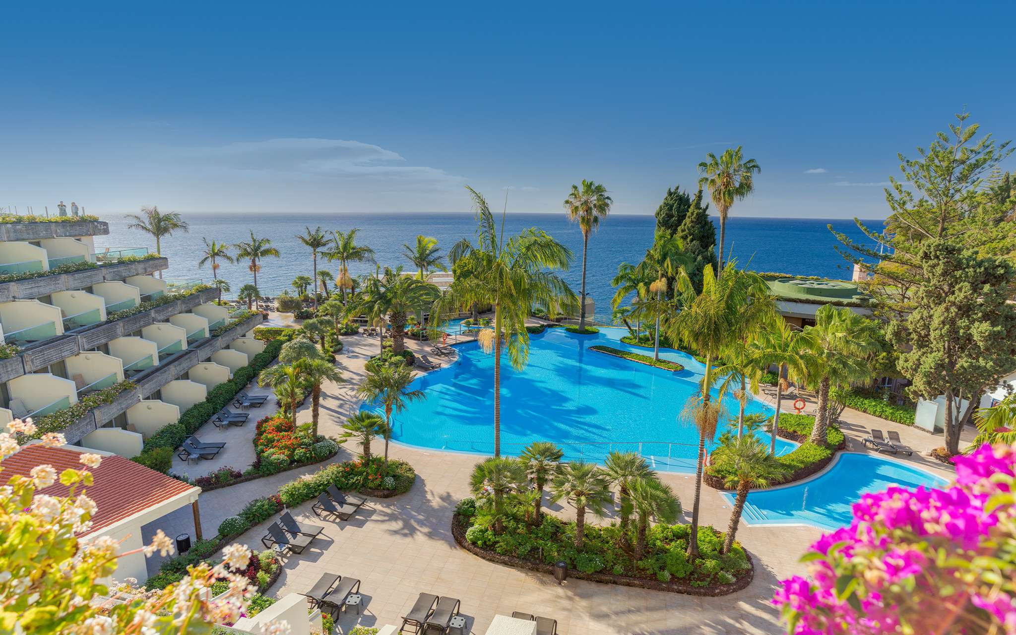 Buitenaanzicht zwembad en gebouw van Pestana Carlton in het centrum van Funchal