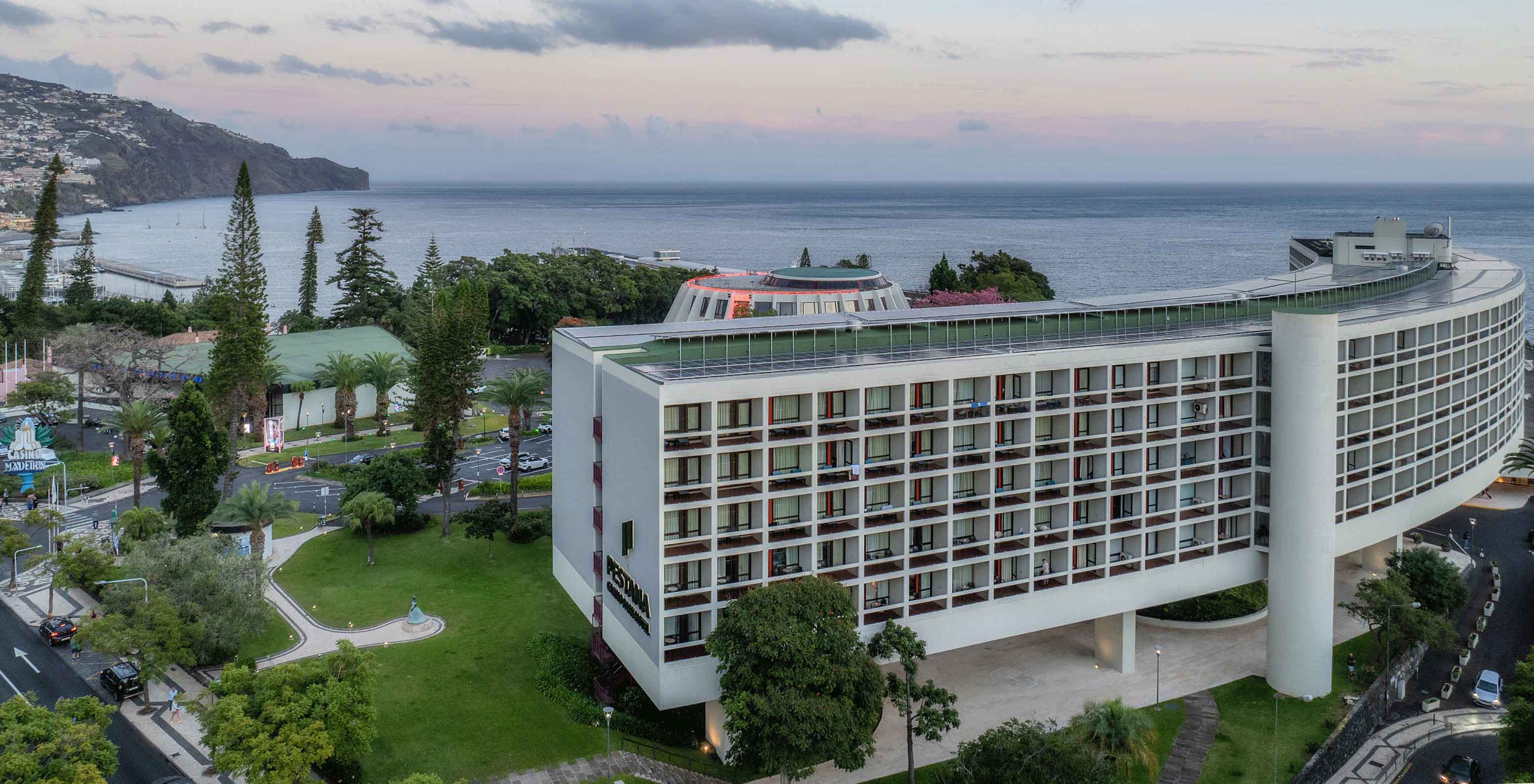 Pestana Casino Park gebouw, gelegen in het centrum van Funchal, met uitzicht op zee en het eiland Madeira