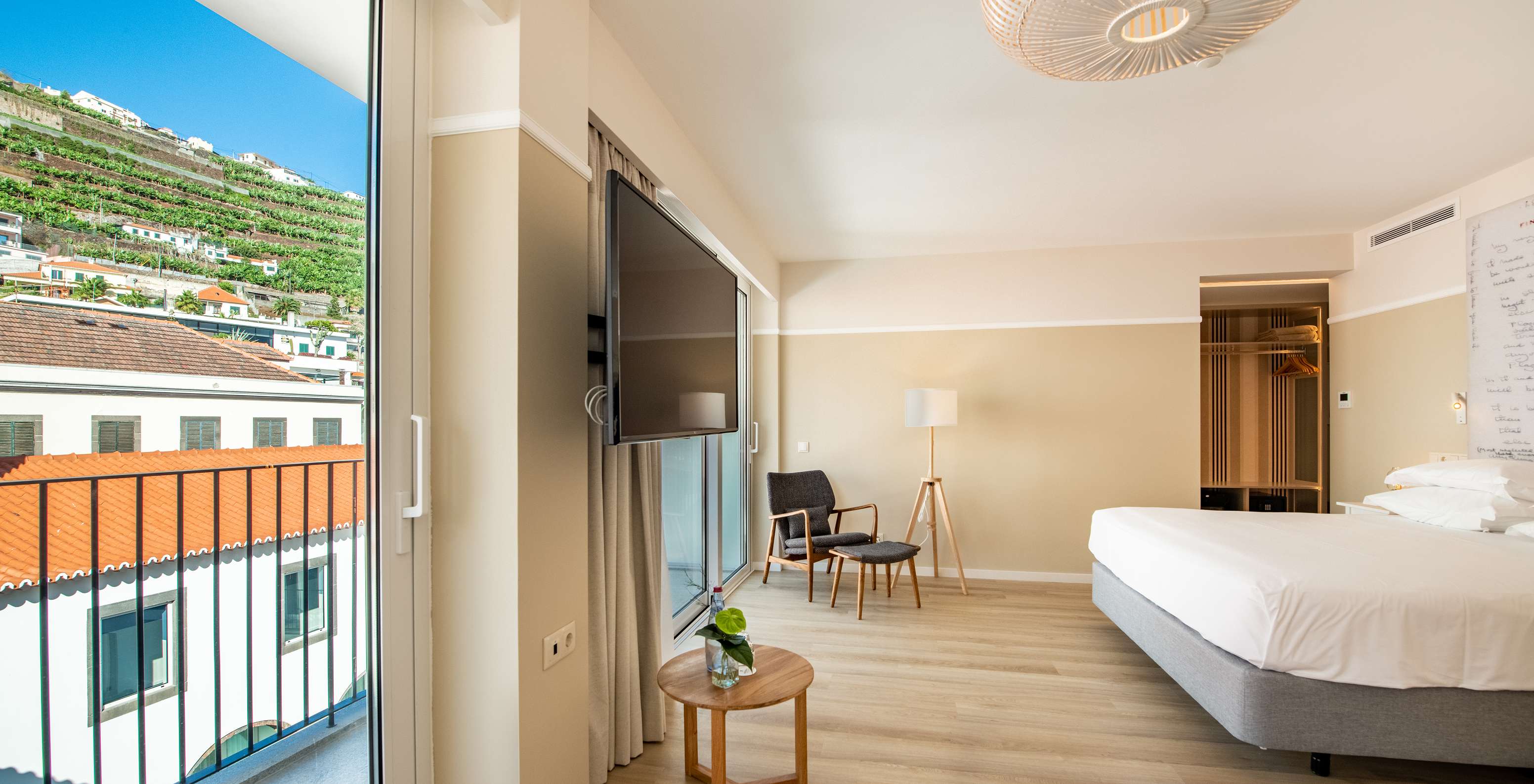 De Superieure Familie van Pestana Fisherman Village heeft een ruime kamer en een groot balkon met uitzicht op de stad