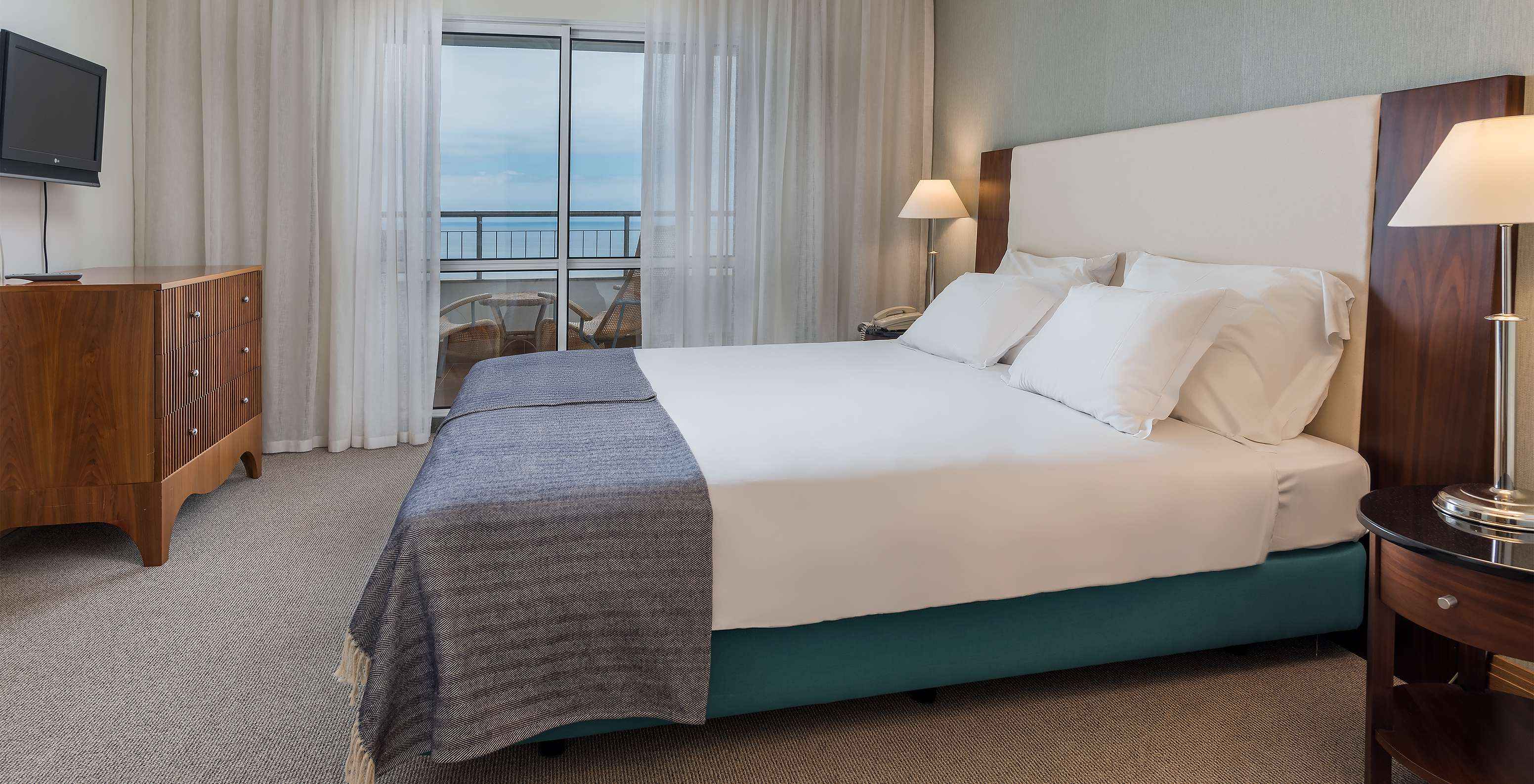 De Master Suite Met Uitzicht Op Zee Van Pestana Grand Heeft Een Tweepersoonsbed Met Televisie En Balkon