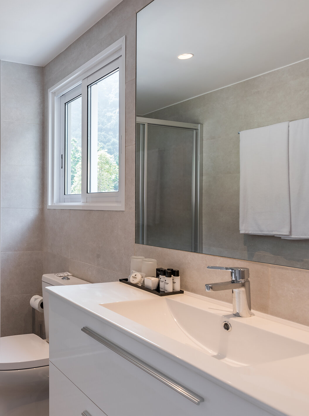 Het Studio - Zeezicht van Pestana Quinta do Arco heeft badkamer met douche, toilet, wastafel met grote spiegel en raam