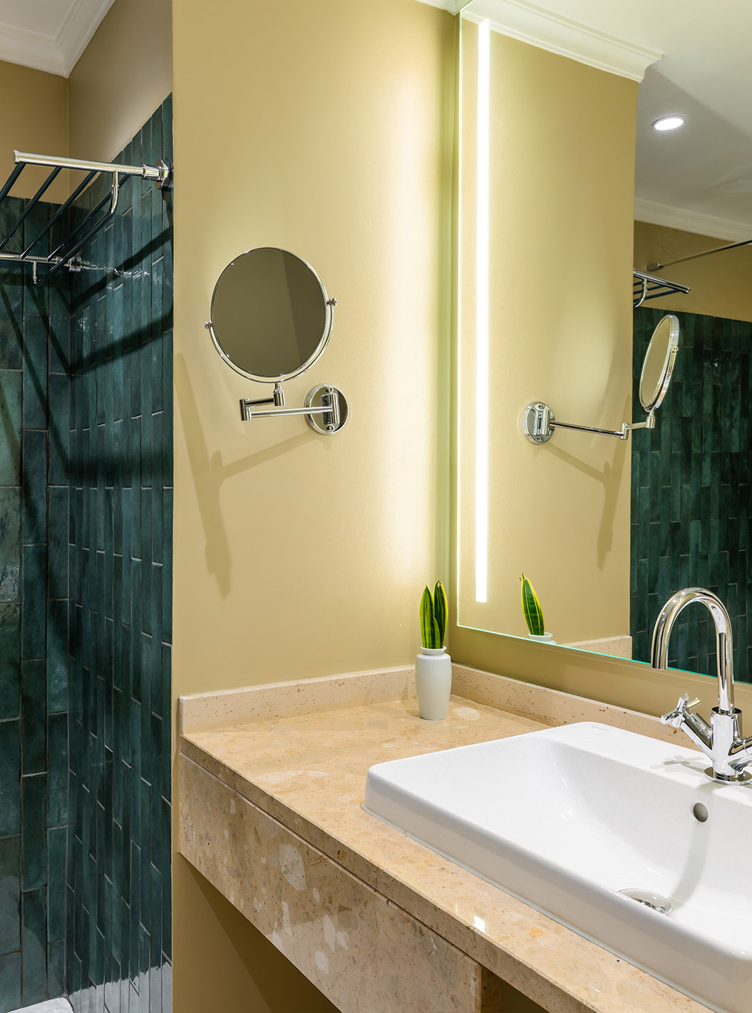 De Kamer met Gedeeltelijk Zeezicht en Balkon van Pestana Quinta Perestrello heeft een badkamer met wastafel en tegels