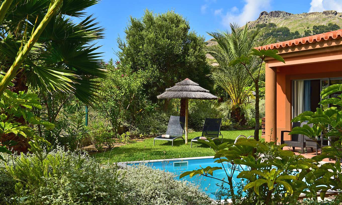 De Pool Villa van Pestana Porto Santo All Inclusive heeft een privézwembad ligstoelen en een parasol