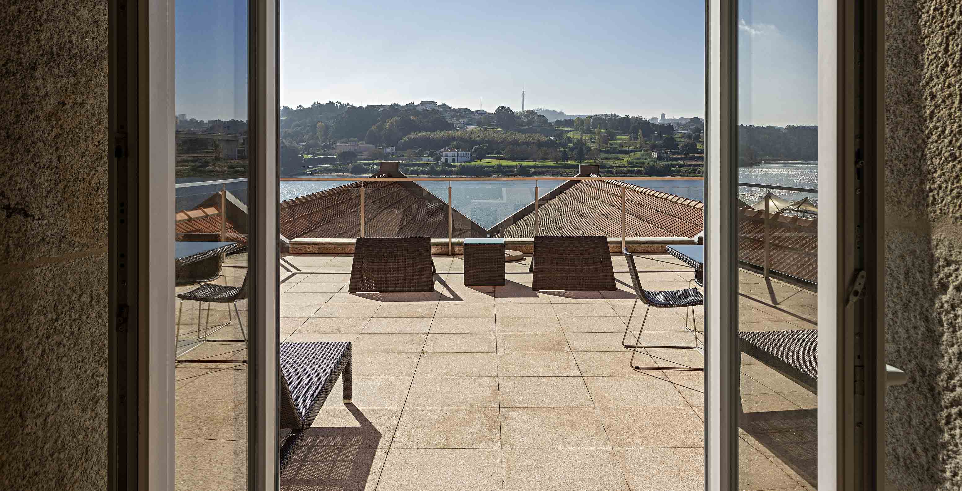 De Suite Nasoni heeft een groot Balkon met twee tafels, stoelen en een ligstoel