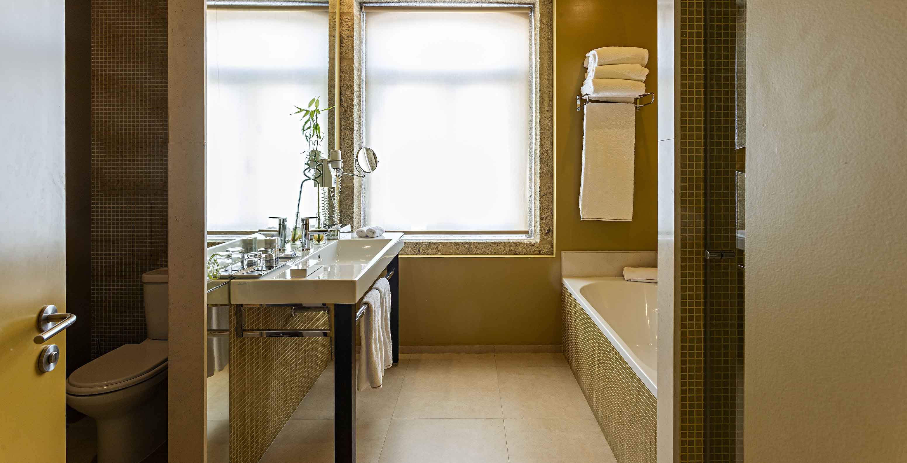 De Standard Suite heeft een badkamer met bad, wastafel en aparte wc-ruimte