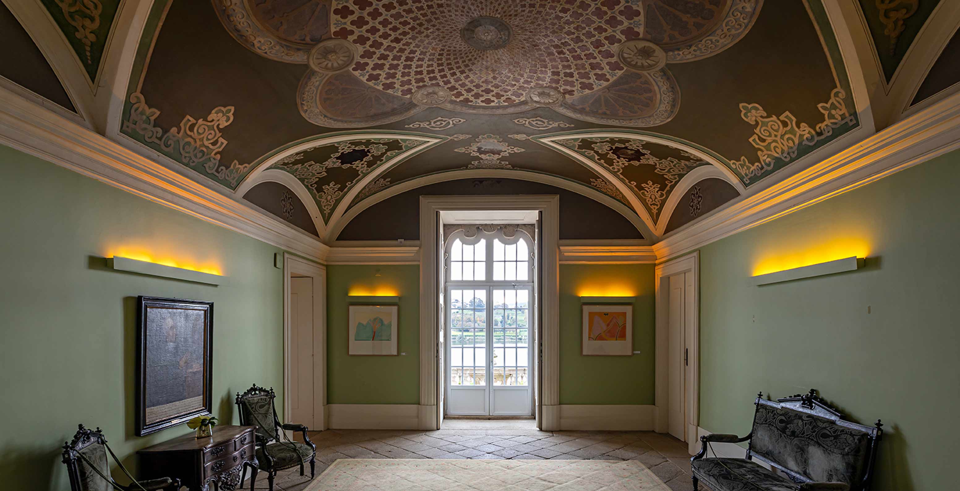 Foyer Viscondes zaal met artistiek plafond in Pestana Palácio do Freixo Historisch Hotel aan de rivier de Douro