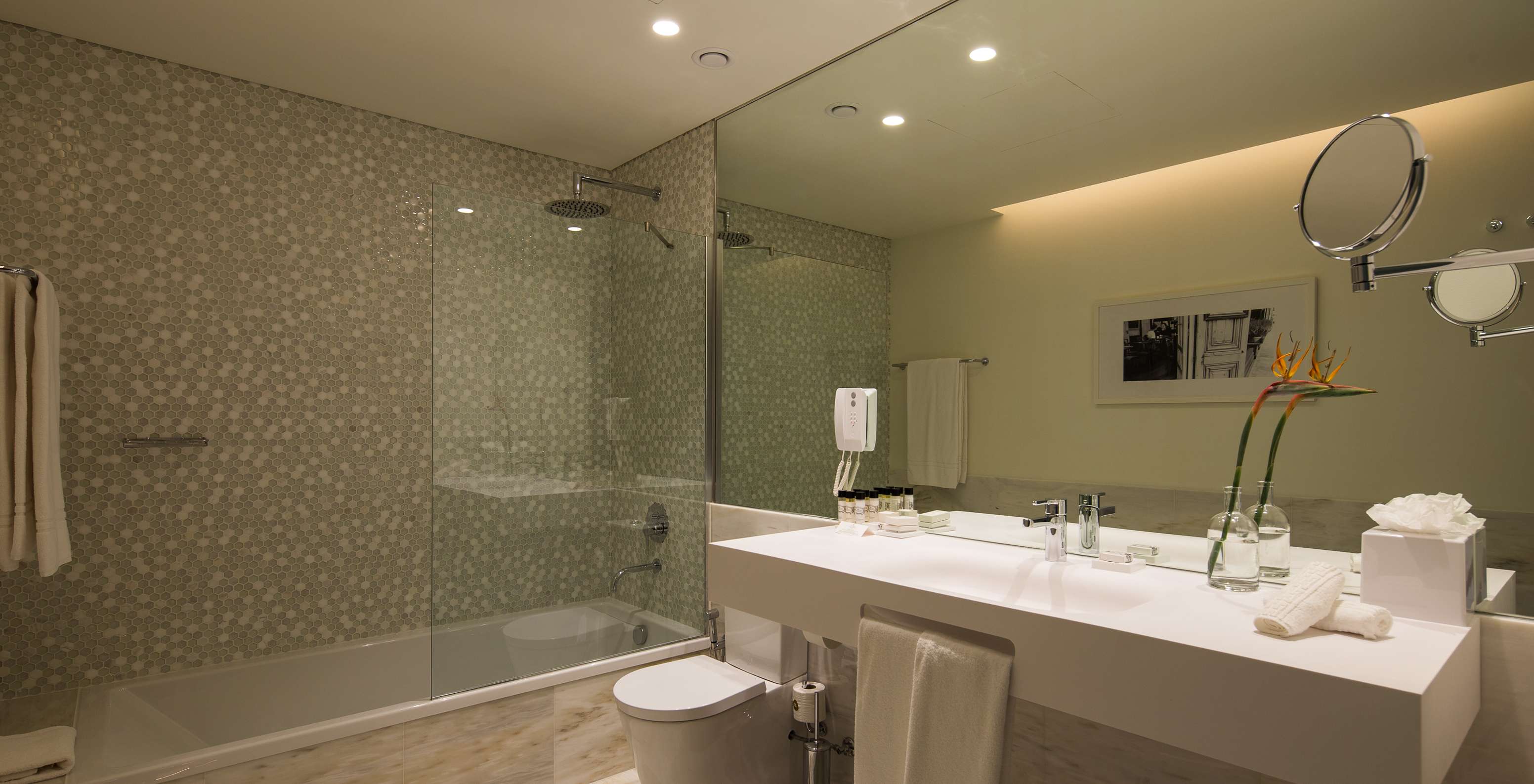 De Deluxe Superior Grand View van Pestana Porto - A Brasileira heeft een badkamer met een badkuip en een grote wastafel