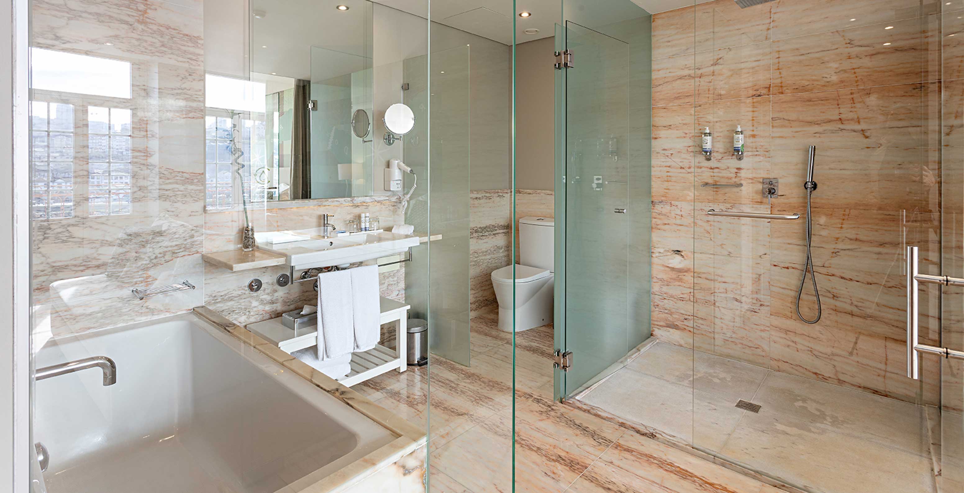 De Vintage Grand View Balcony van het Pestana Vintage Porto heeft een badkamer met een douche, een bad en een wastafel