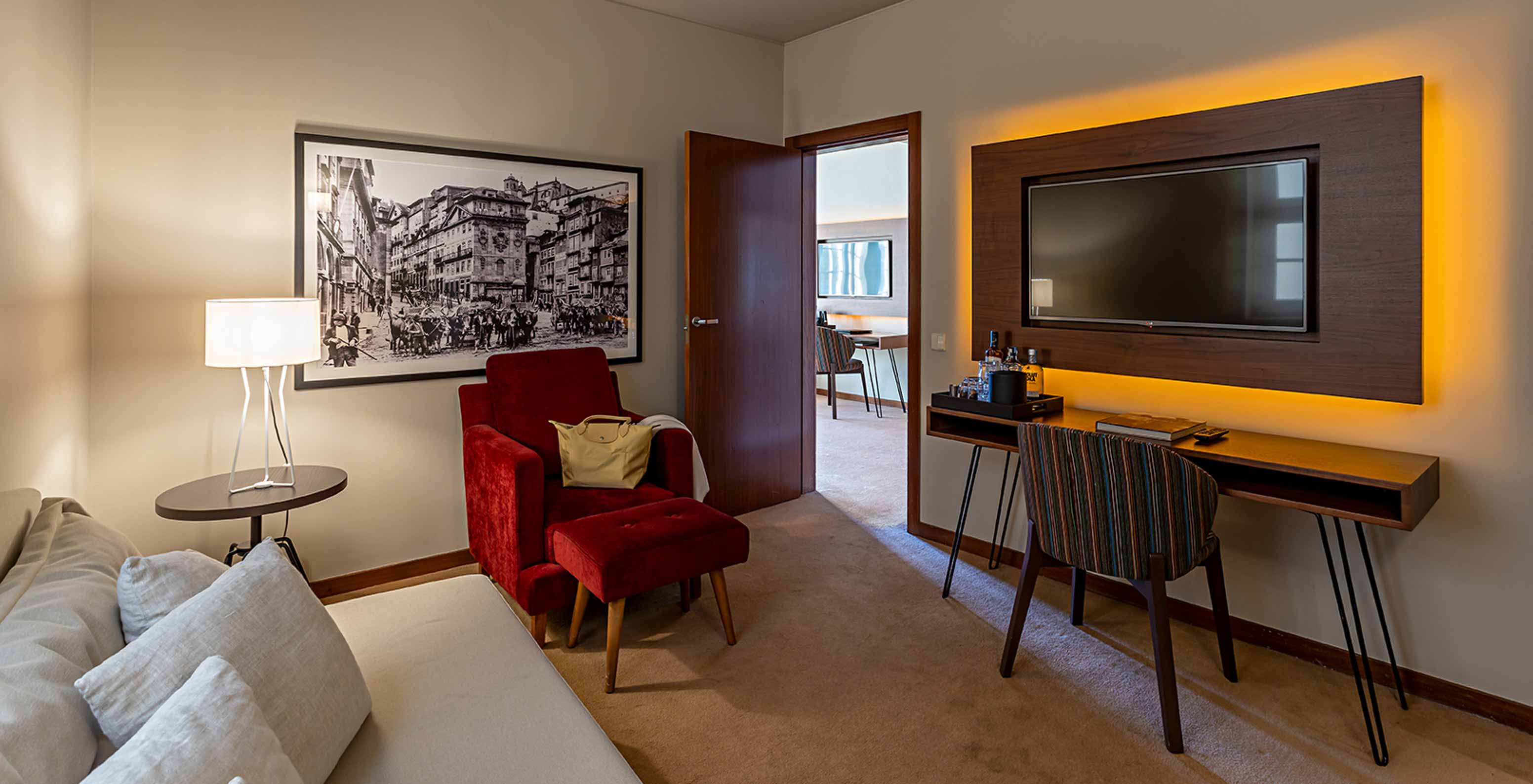 De Suite Grand View van het Pestana Vintage Porto heeft een kantoor met een bureau, een bank en een televisie