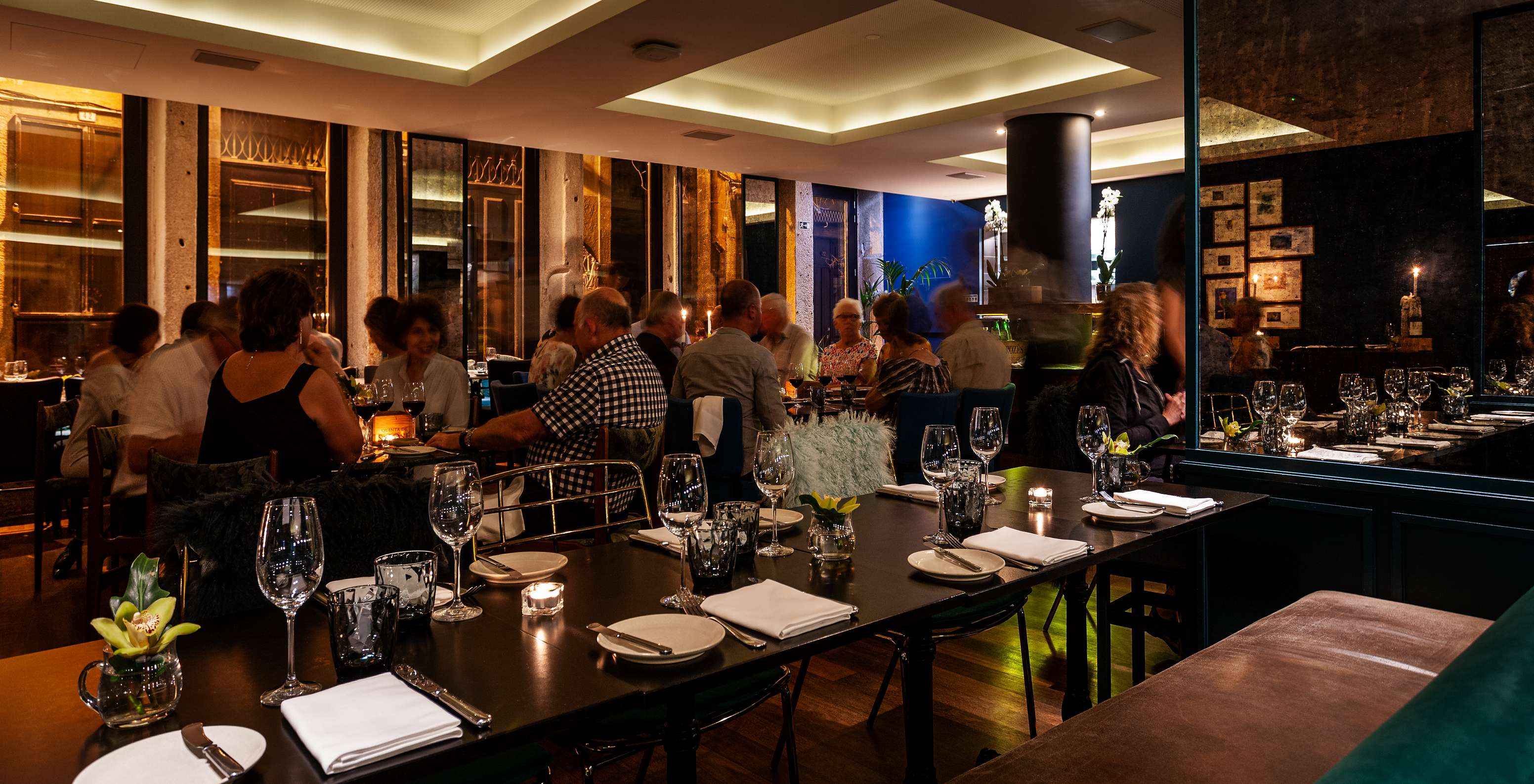 Het restaurant Rib Beef & Wine, van het hotel in het centrum van Porto, heeft grote tafels voor maaltijden met vrienden