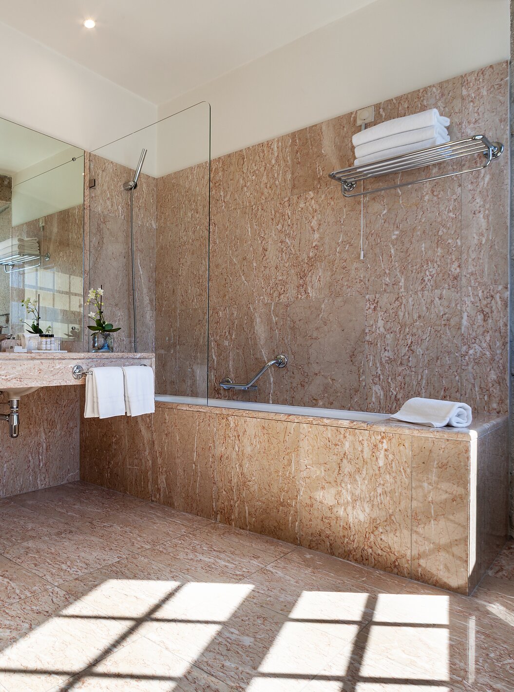 De Plaza van Pestana Vintage Porto heeft een badkamer met bad, twee badjassen, wastafel en haardroger