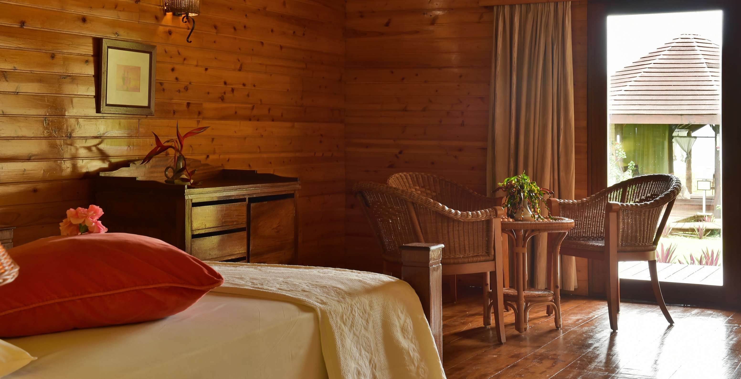 De Superior Tweepersoonskamer van Pestana Equador Ilheu das Rolas heeft een bed, een houten kast en een tafel met stoelen