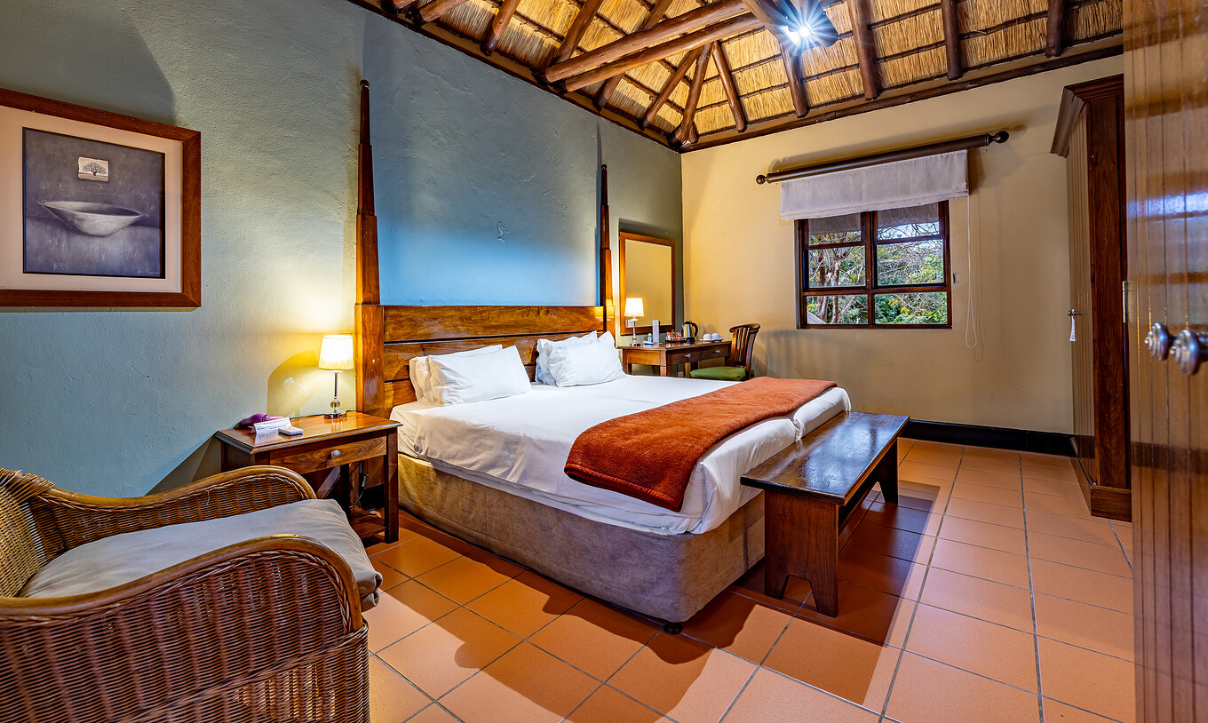De Klassieke Kamer Van Pestana Kruger Lodge Heeft Twee Eenpersoonsbedden Een Stoel En Houten Decor