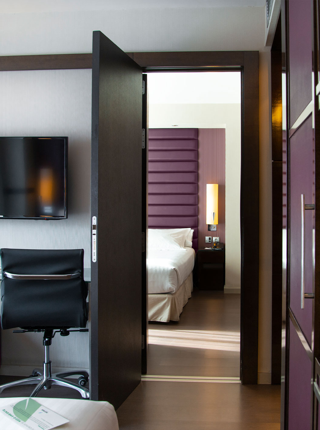 Large Family Room van Pestana Arena Barcelona heeft twee verbindingskamers en televisie in elke kamer