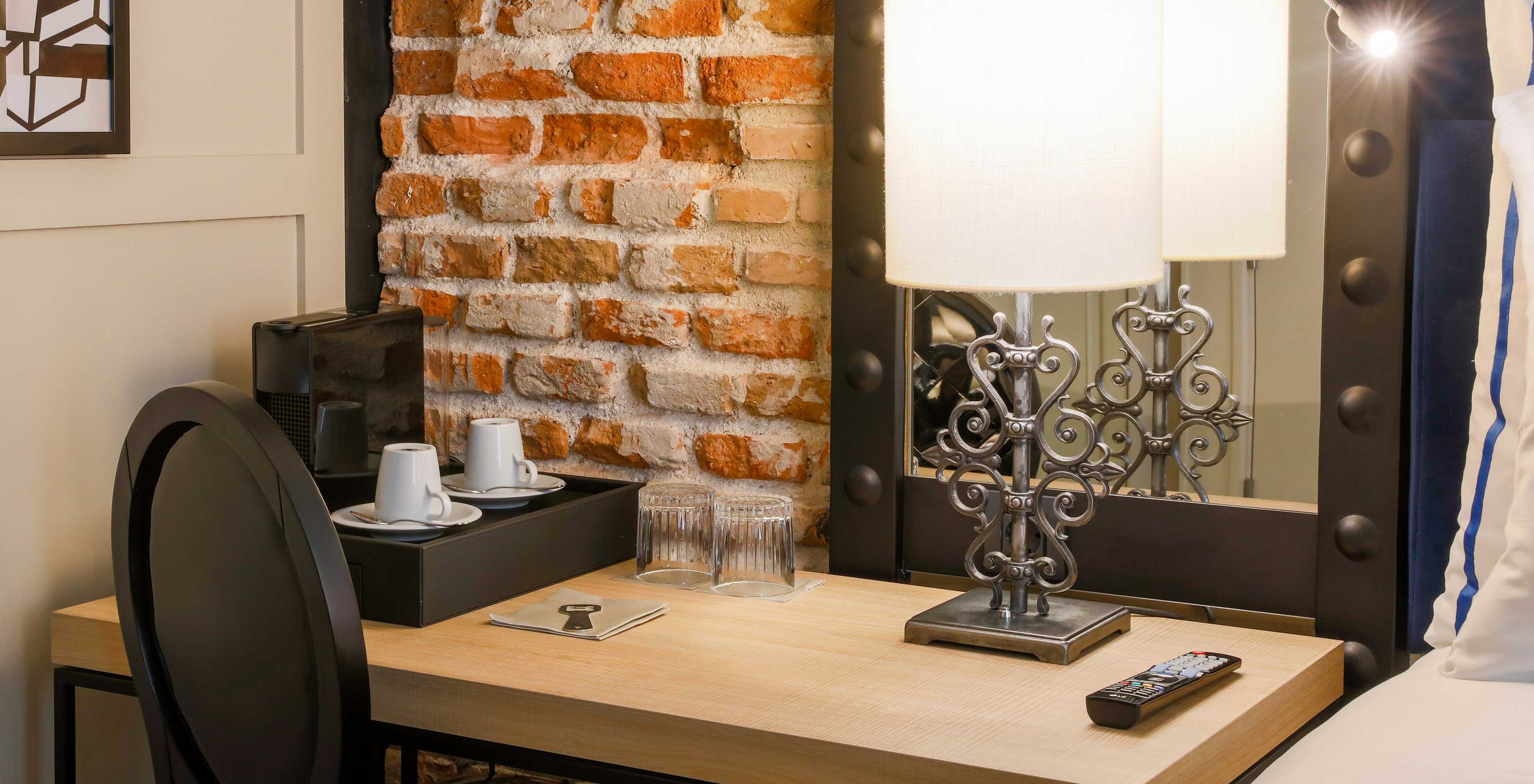 Superior kamer in Pestana Collection Plaza Mayor met bureau stoel spiegel en Nespresso koffiemachine