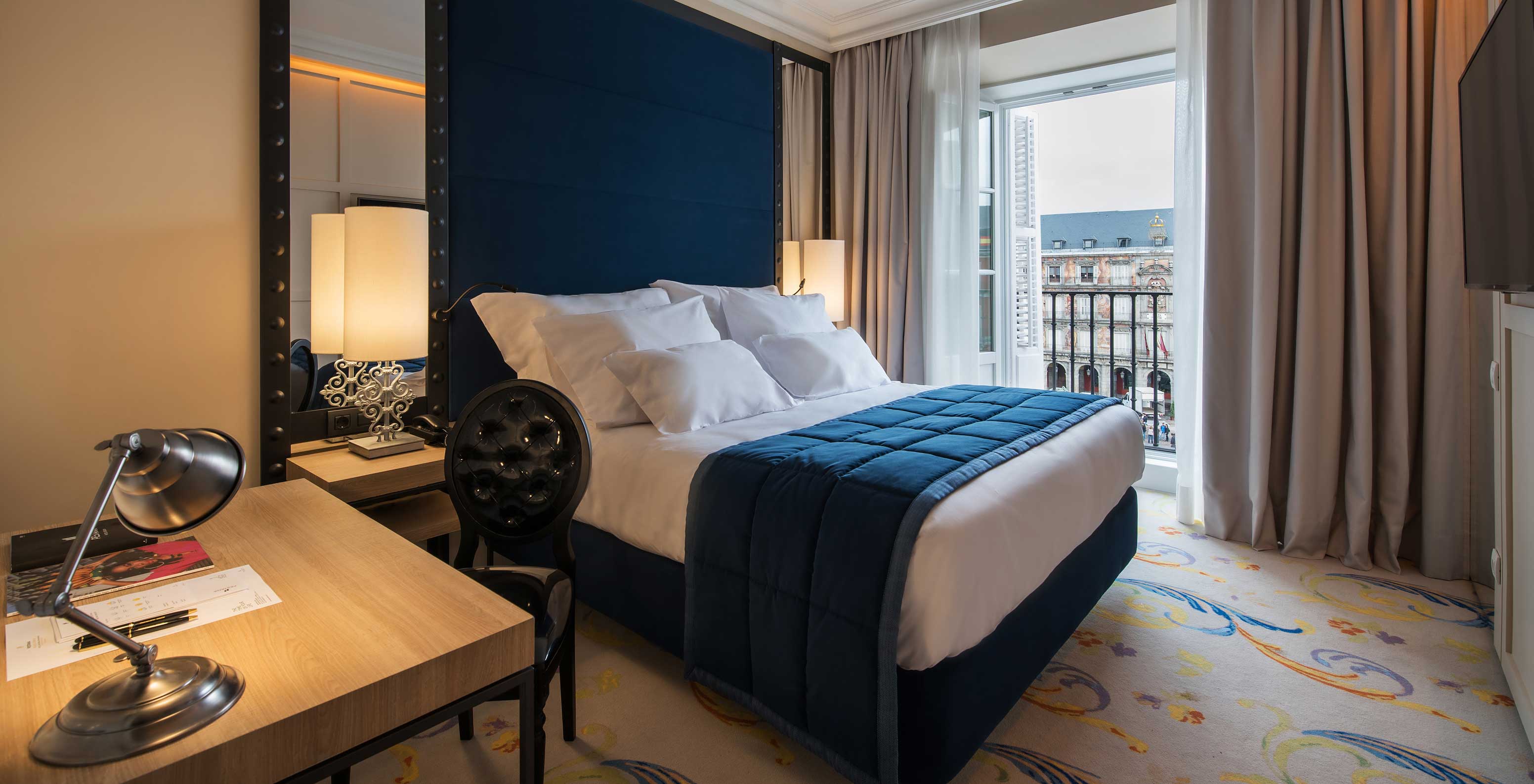 De Superior Plaza Mayor van Pestana Plaza Mayor Madrid heeft bed, lampje, nachtkastje, raam