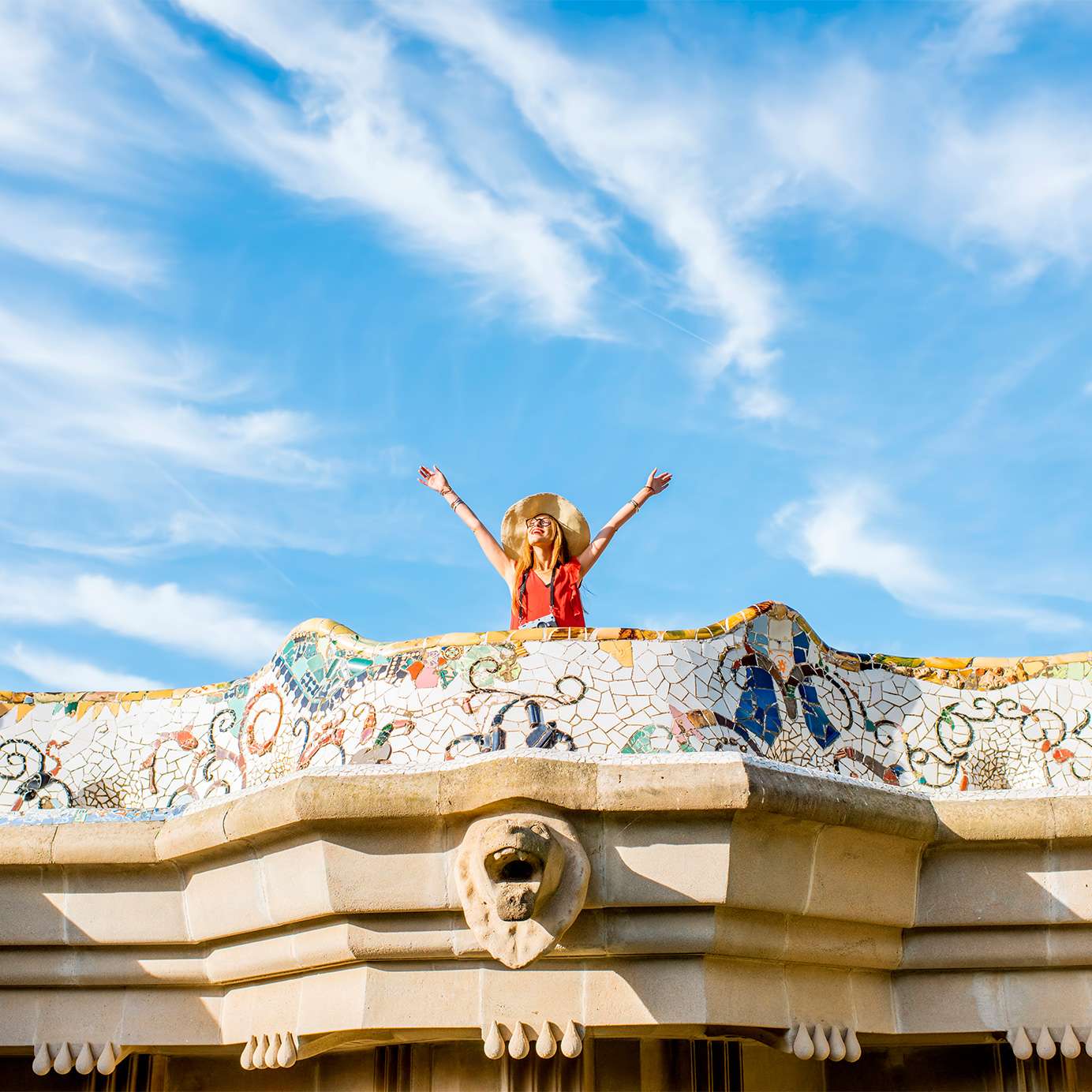 Verblijf in het Pestana-hotel en ontdek Park Güell in Barcelona met kleurrijke sculpturen.