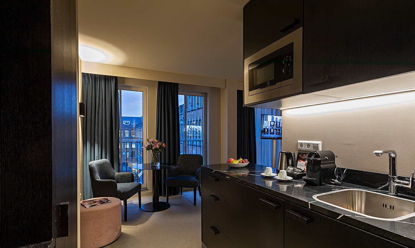 Comfort-studio Pestana Amsterdam Riverside heeft kitchenette met gootsteen, magnetron en koffiezetapparaat