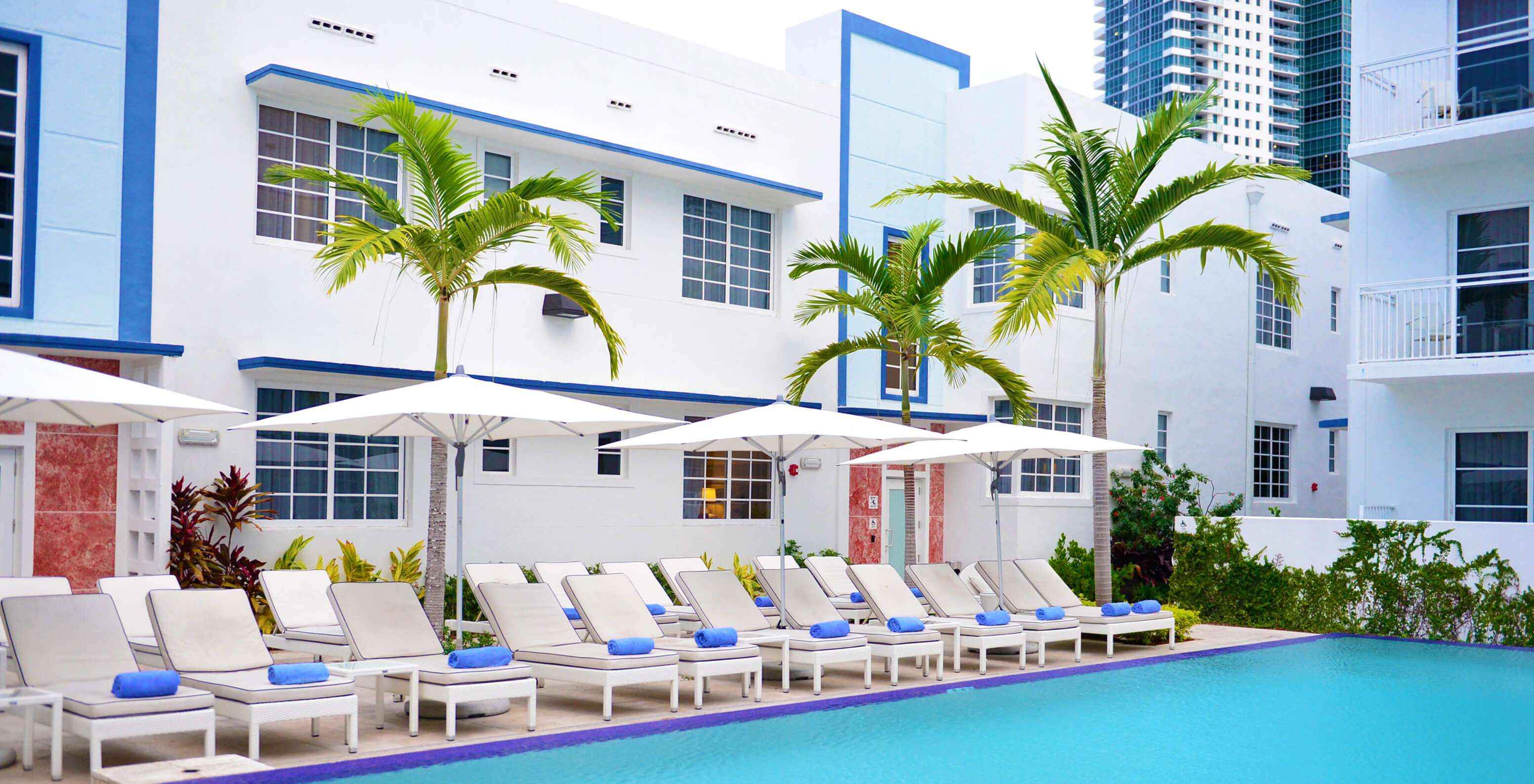 De Superior King met zwembadzicht bij Pestana Miami South Beach heeft een modern zwembad met witte ligstoelen