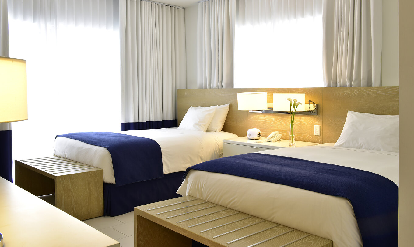 De Klassieke tweepersoonsbedden - Voor mensen met beperkte mobiliteit Van Pestana Miami South Beach Heeft Twee Eenpersoonsbedden Nachtkastje Met Lamp