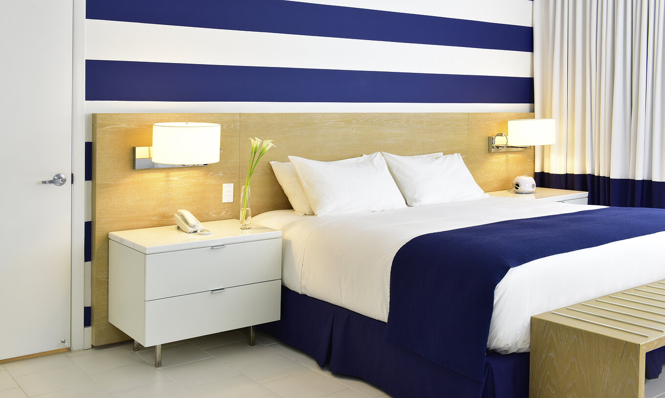 De Superior King, Uitzicht op het zwembad Van Pestana Miami South Beach Heeft Een King Size Bed Lamp En Nachtkastje