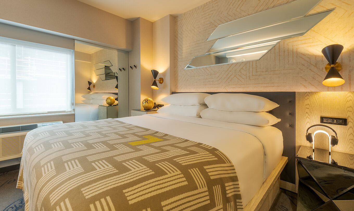 De Comfort ADA van Pestana CR7 Times Square heeft een tweepersoonsbed met een deken met nummer zeven en een kledingkast