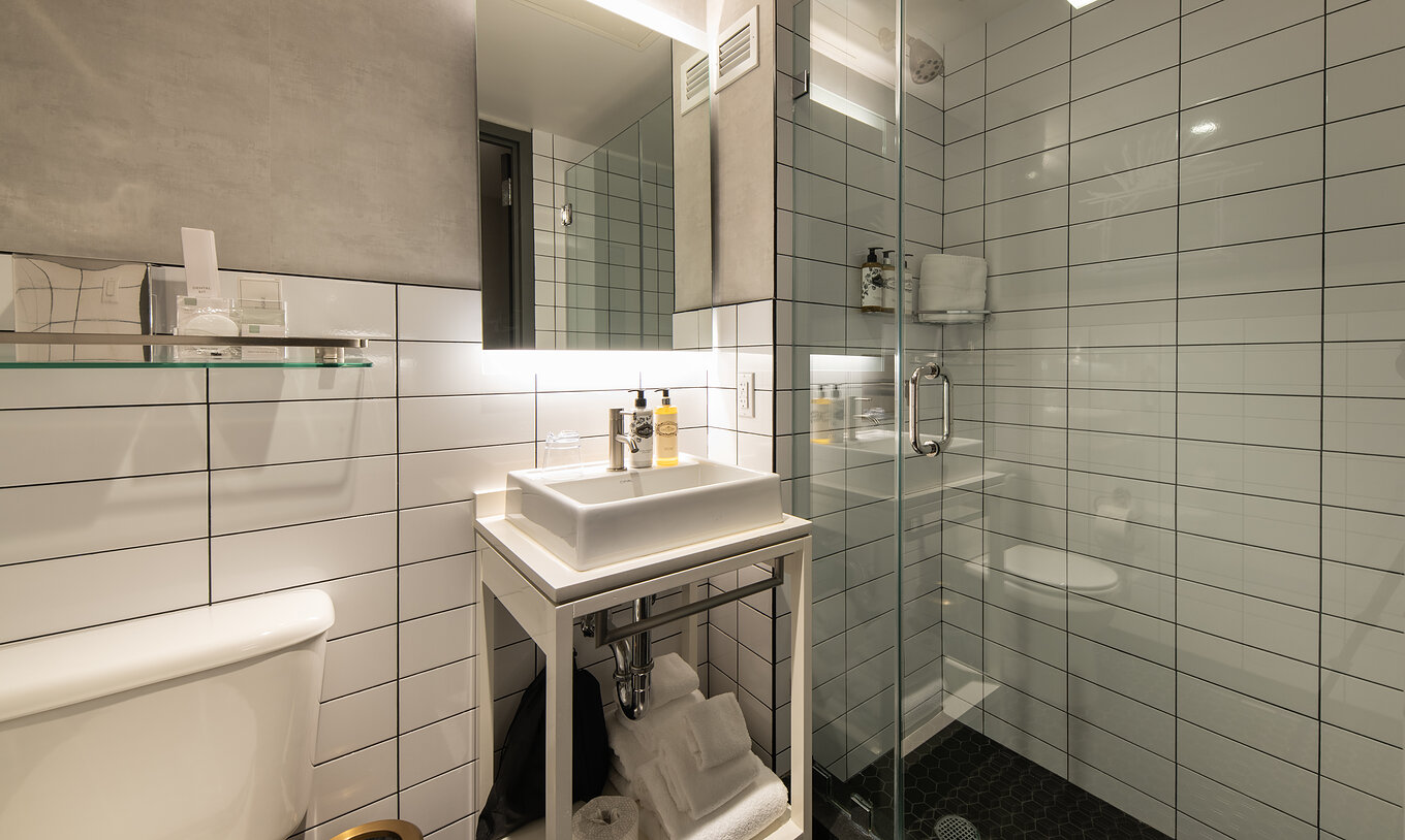 De Comfort Street View van Pestana CR7 Times Square heeft een badkamer met douche, wastafel, spiegel en toilet