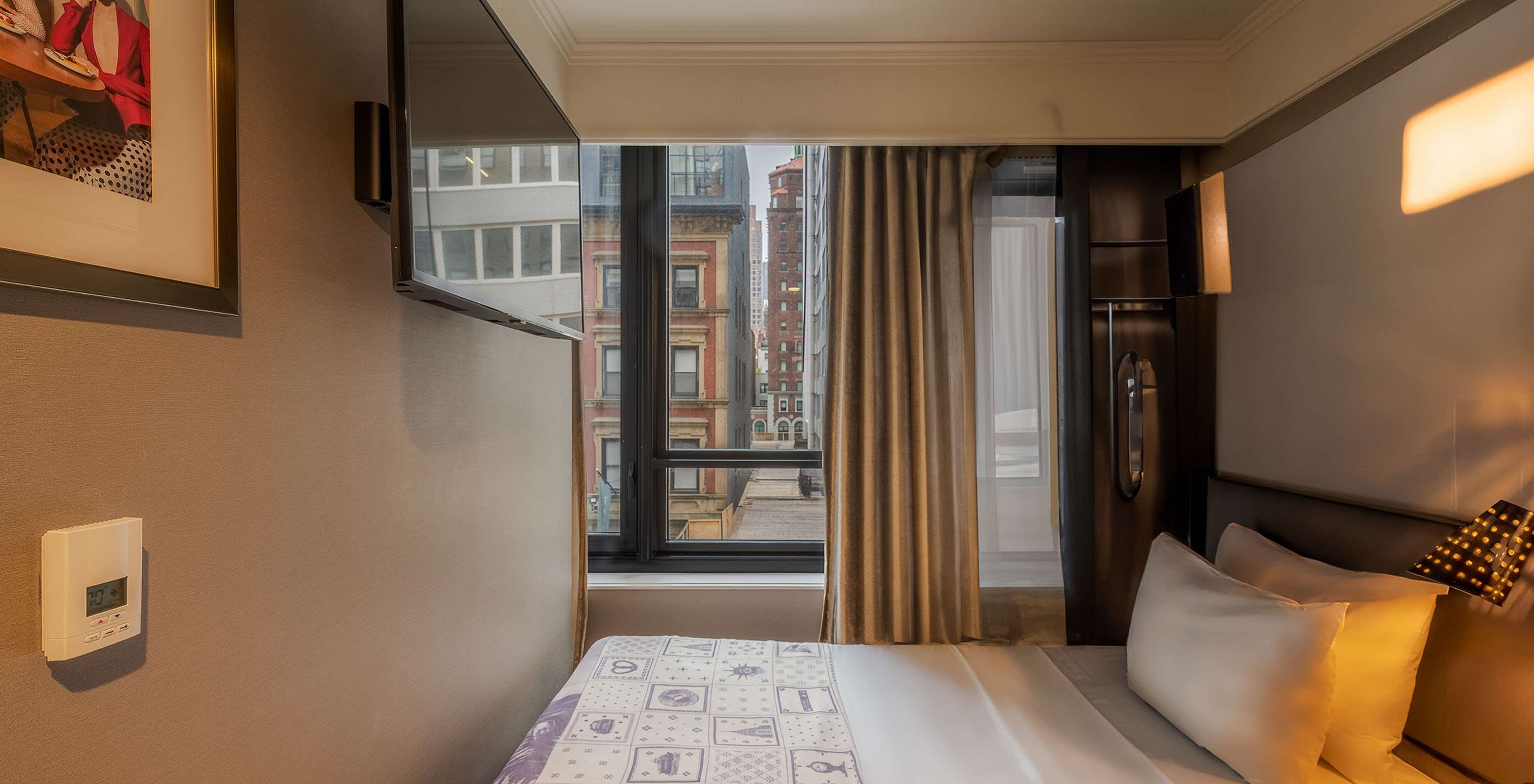 Cabin - ADA bij Pestana Park Avenue heeft een tweepersoonsbed bij het raam en een televisie aan de muur