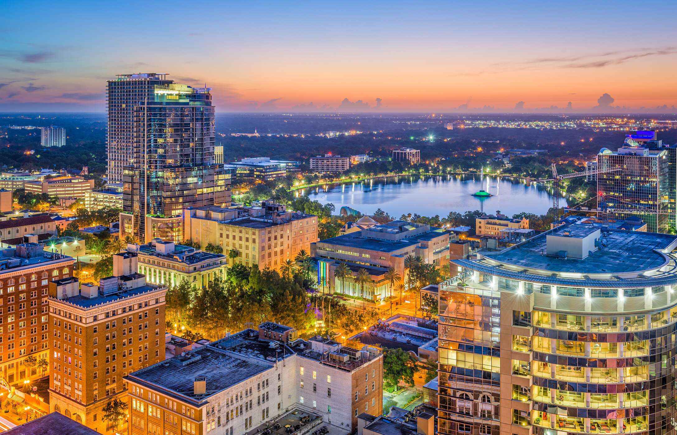 Panoramisch uitzicht op de stad Orlando met kleurrijke gebouwen en levendige stedelijke landschappen