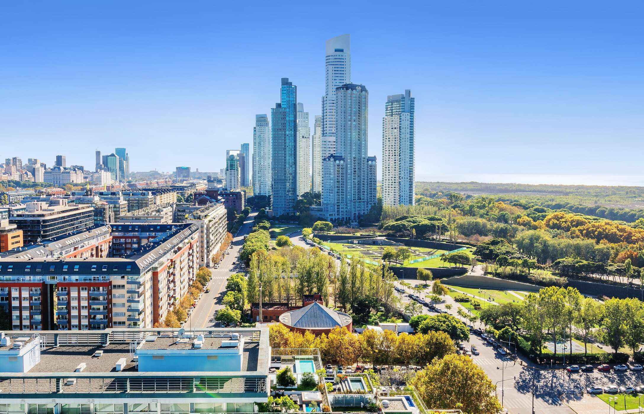 Vista aérea do Puerto Madero em Buenos Aires, com destaque para a arquitetura moderna dos edifícios altos