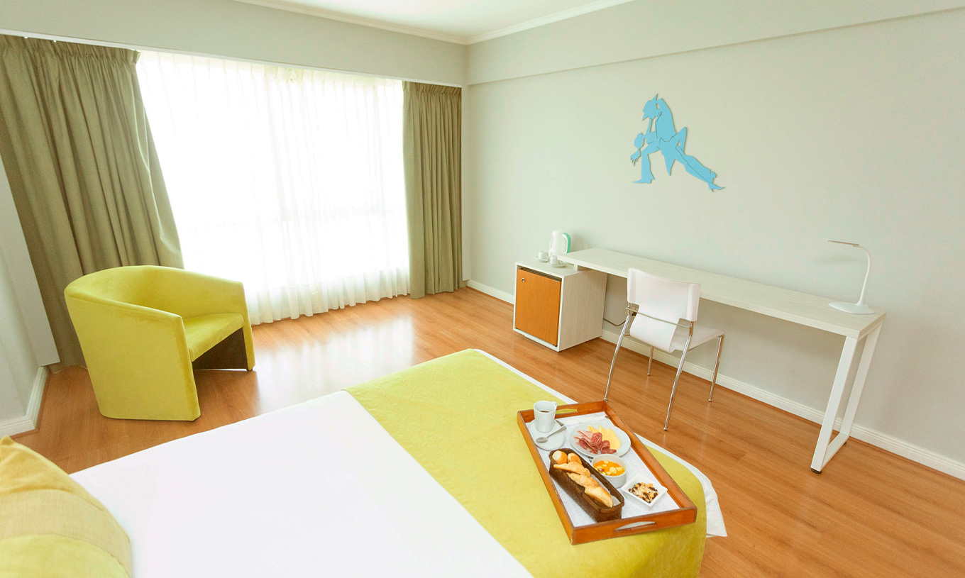 O Queen Superior do Pestana Buenos Aires conta com uma cadeira, uma secretária e elementos de decoração