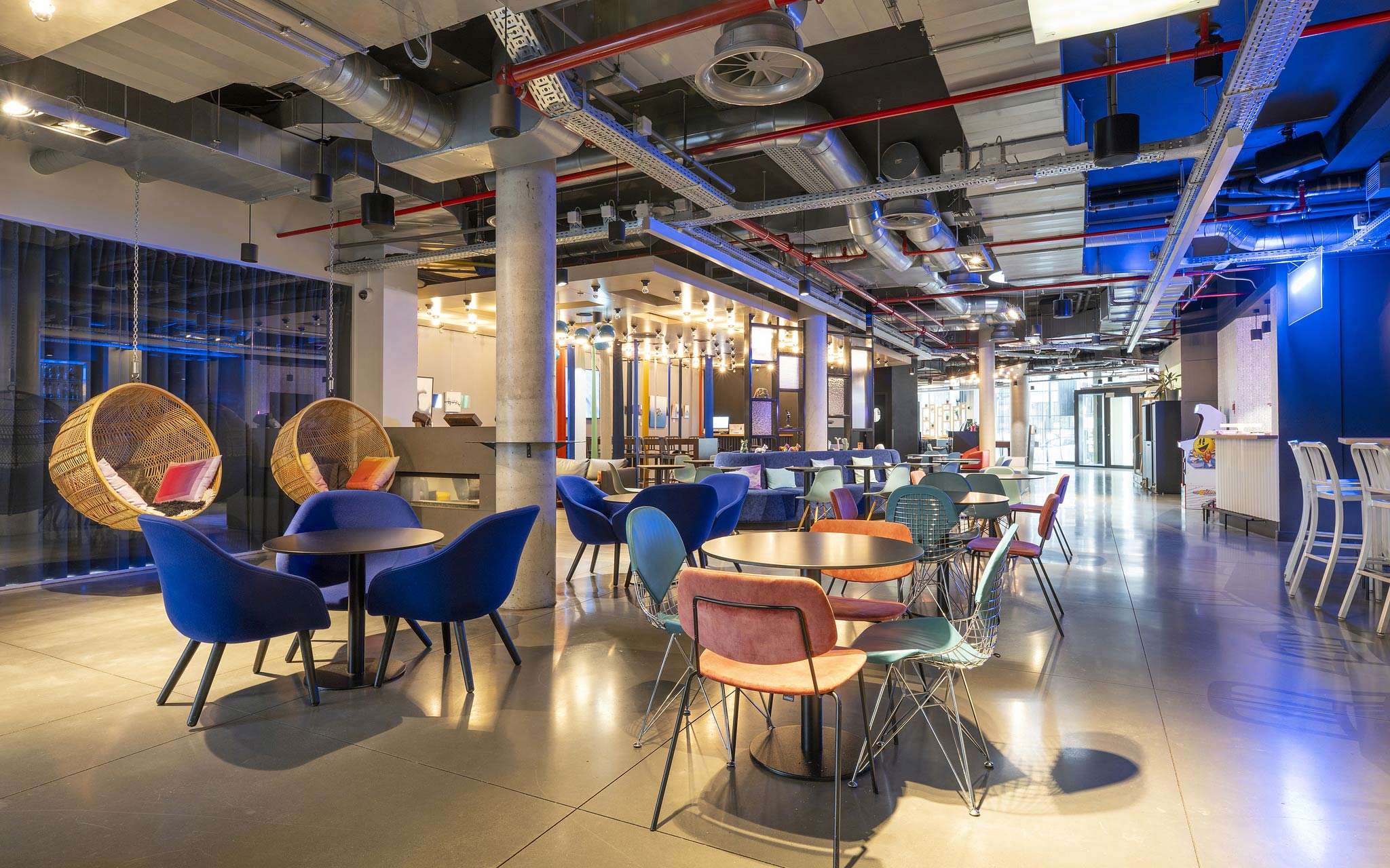 Mesas e cadeiras do bar e da entrada do Pestana Brussels Schuman, um hotel em Bruxelas, na Bélgica