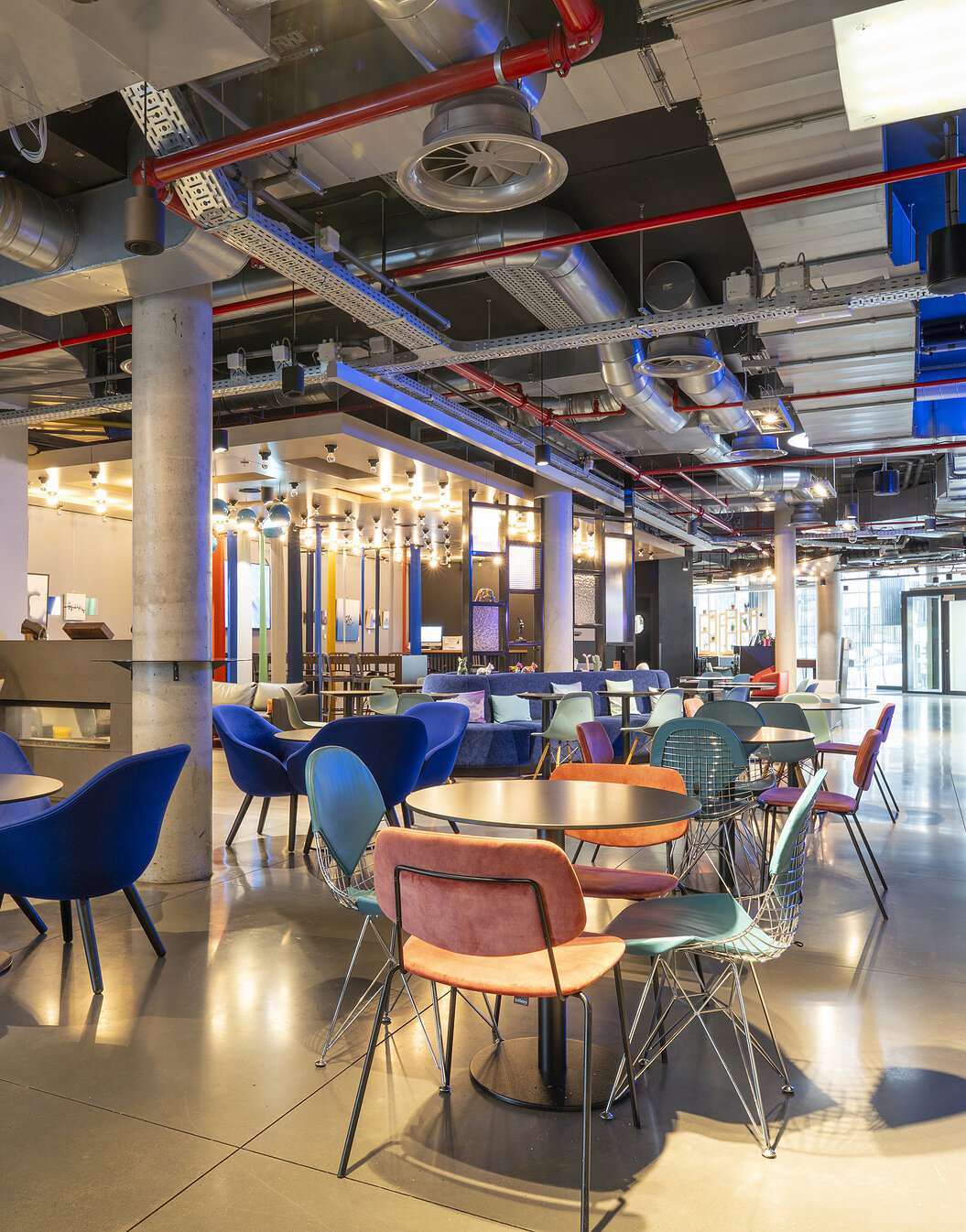 Mesas e cadeiras do bar e da entrada do Pestana Brussels Schuman, um hotel em Bruxelas, na Bélgica