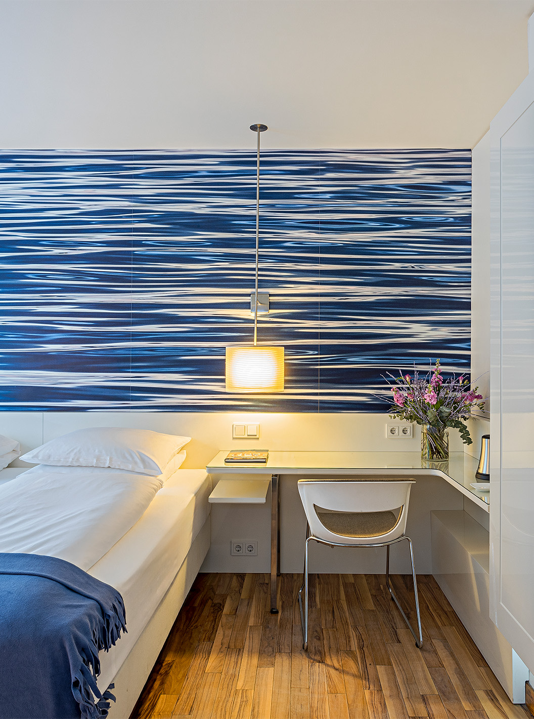 O Quarto Deluxe com Terraço do Pestana Berlin Tiergarten conta com uma cama de casal e uma secretária com candeeiro e cadeira