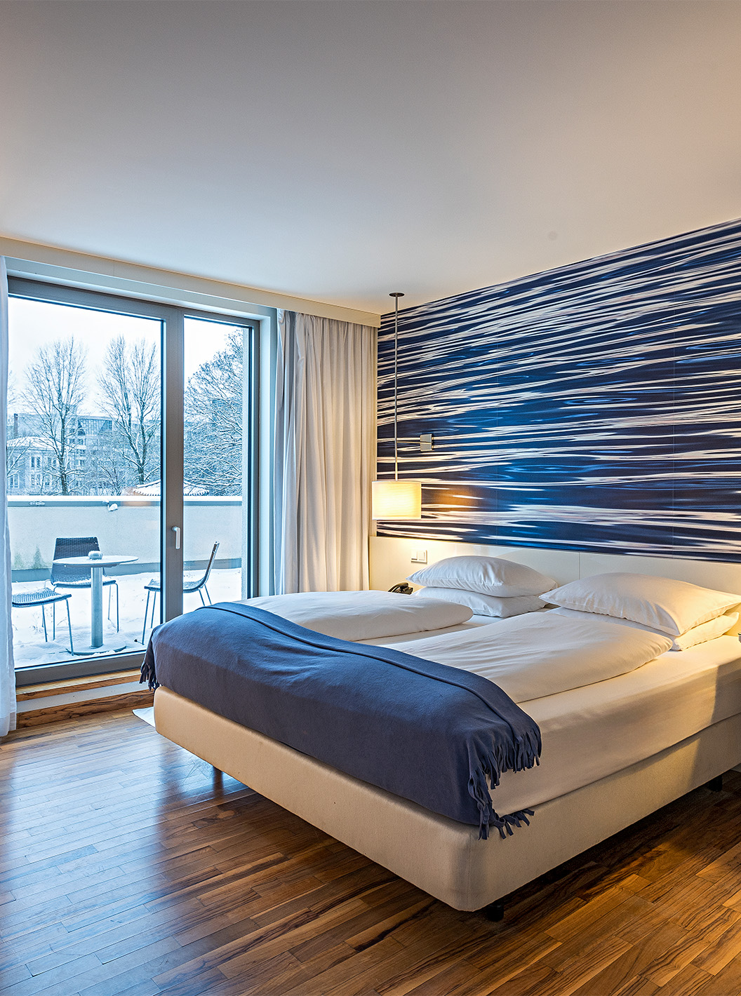 O Quarto Deluxe com Terraço do Pestana Berlin Tiergarten conta com uma cama de casal, secretária e um cadeirão