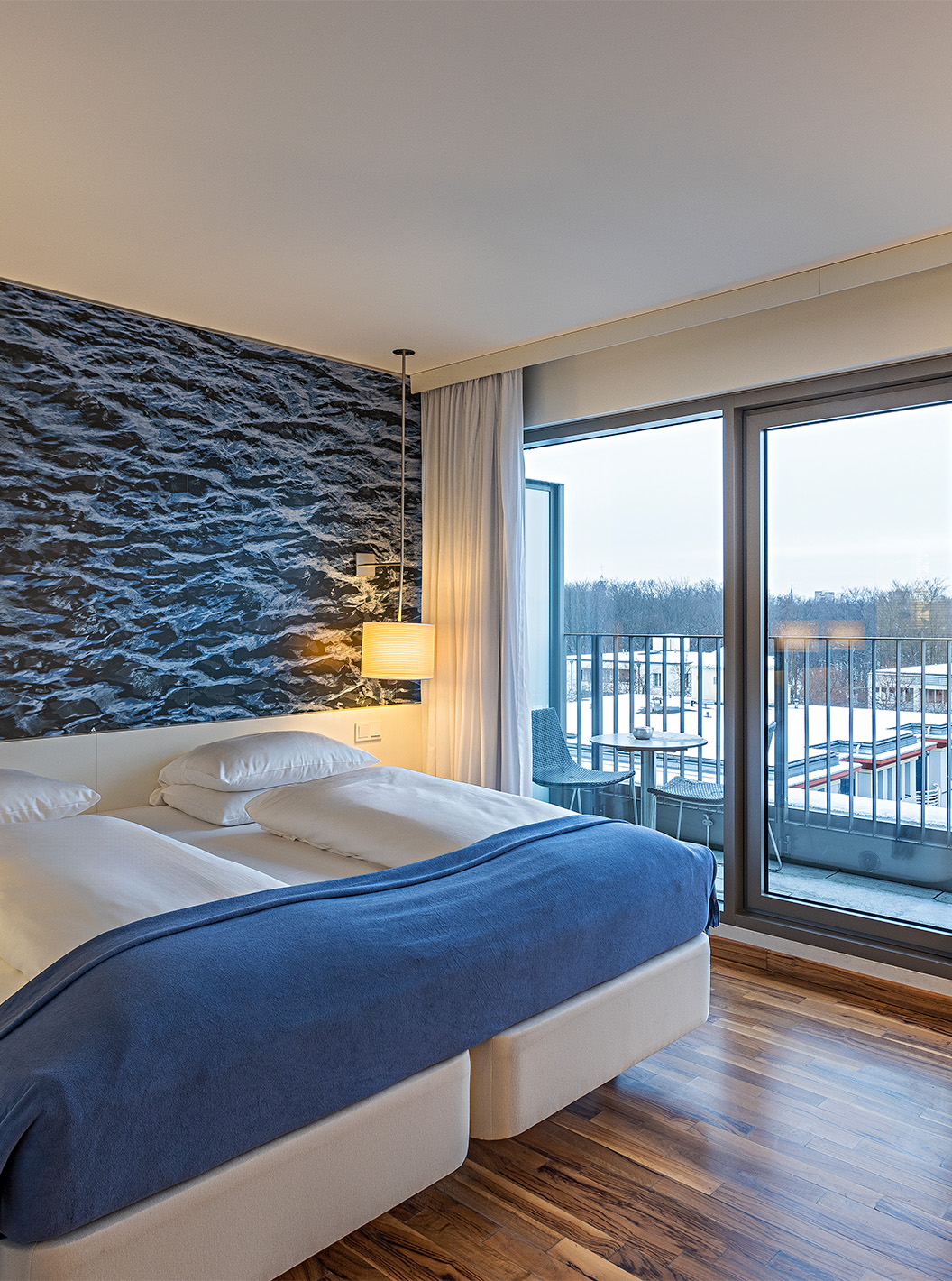 O Quarto Premium com Varanda e Vista do Pestana Berlin Tiergarten conta com uma cama de casal, cadeirão e varanda com vista