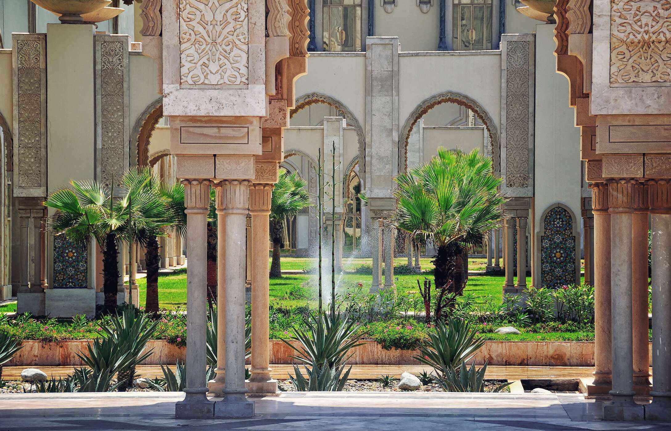 Vista interior dos jardins da Mesquita de Hassan II, repletas de relvados e árvores