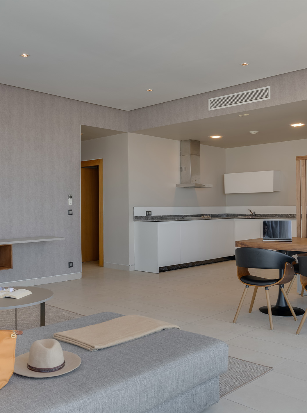 A Suite Familiar Corniche do Pestana Casablanca tem uma sala espaçosa com sofá, tv, mesa de refeição e kitchenette