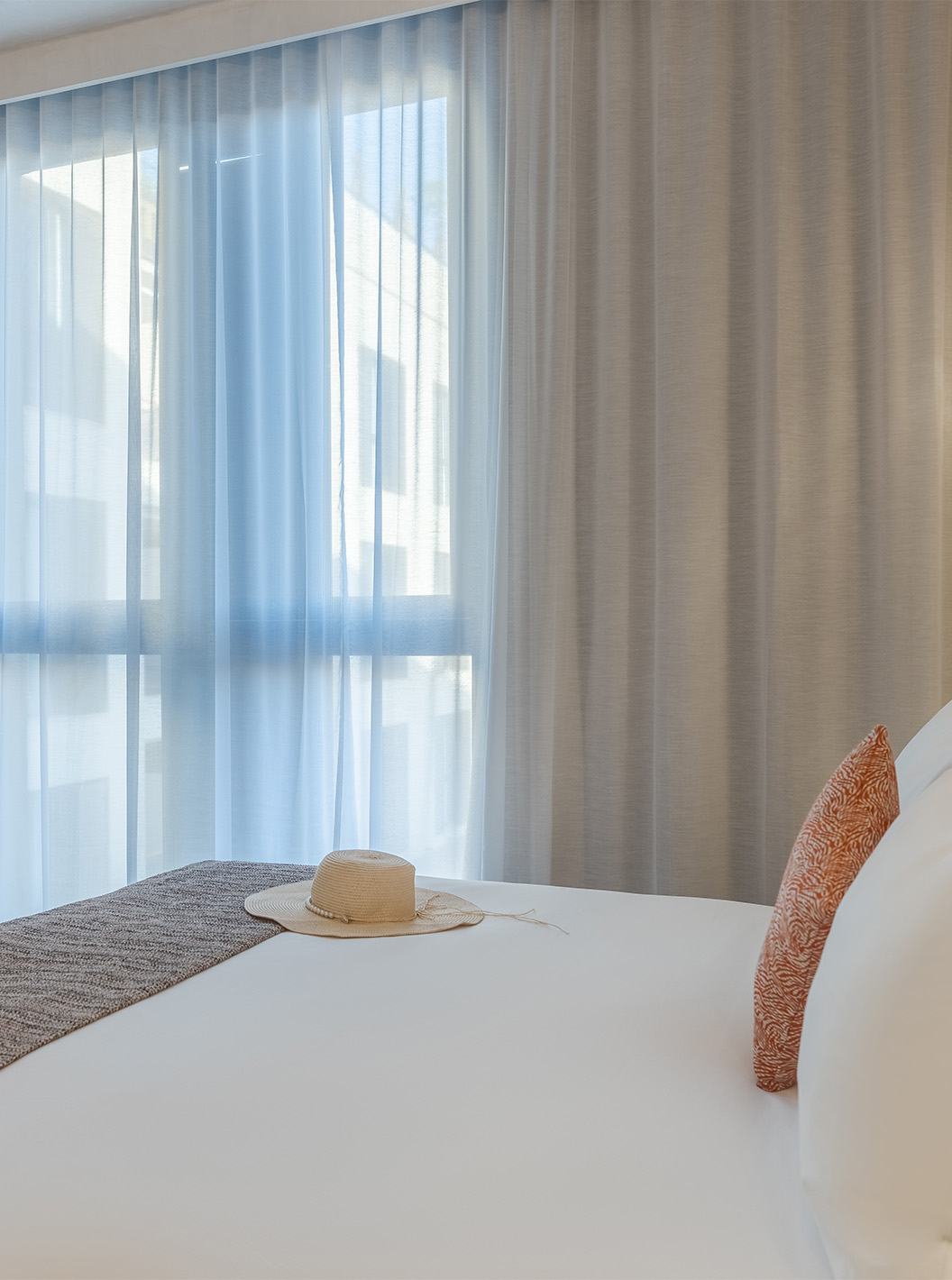 A CR7 Suite do Pestana CR7 Marrakech tem um quarto com cama de casal, televisão e uma janela com cortinasA CR7 Suite do Pestana CR7 Marrakech tem um quarto com cama de casal, televisão e uma janela com cortinas