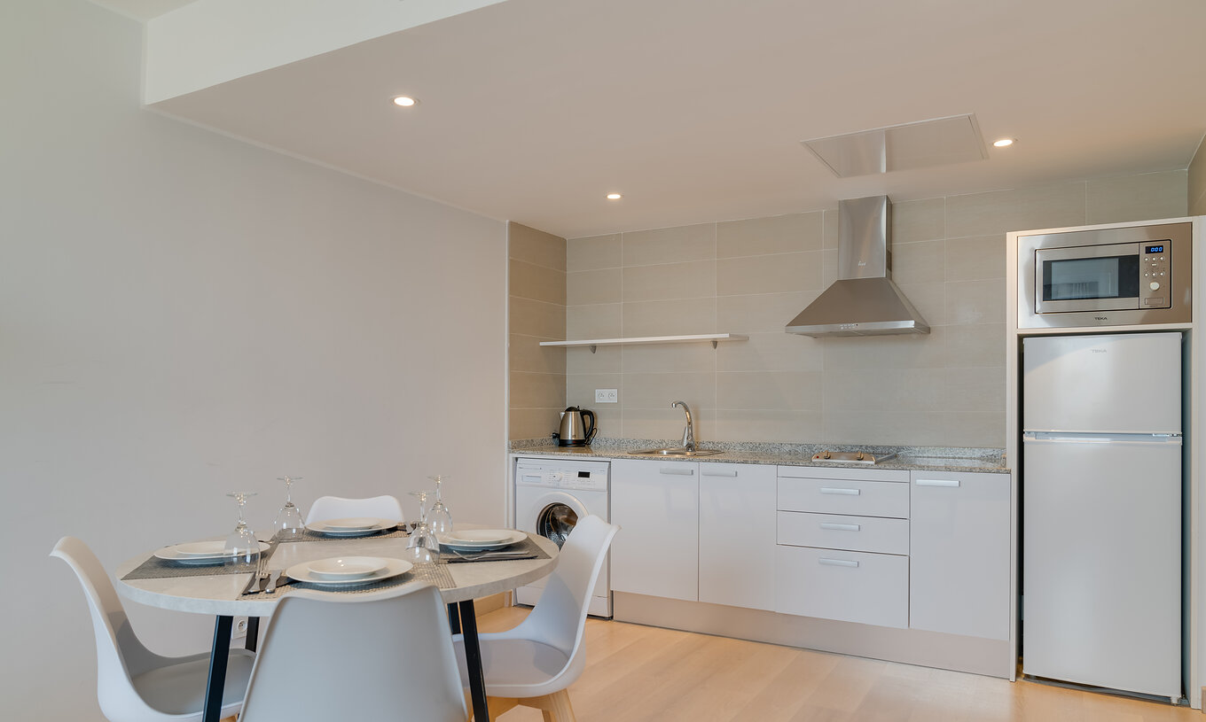 A Suite Familiar Premium do Pestana Tanger City Center conta com uma kitchenette, com fogão, frigorífico, micro-ondas e mesa