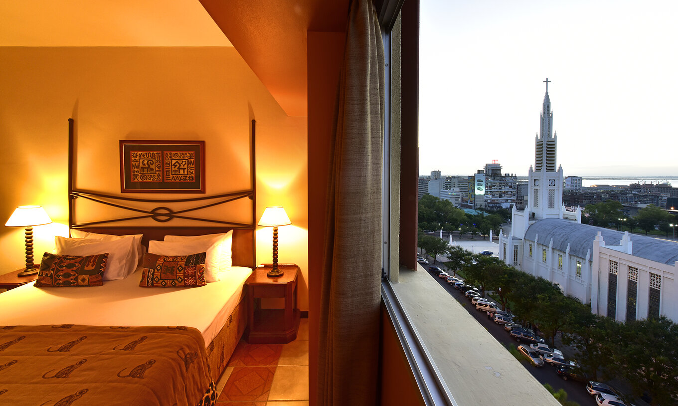 A Suite Executiva do Pestana Rovuma tem ao lado da cama uma janela com vista para a cidade de Maputo, incluindo a Catedral