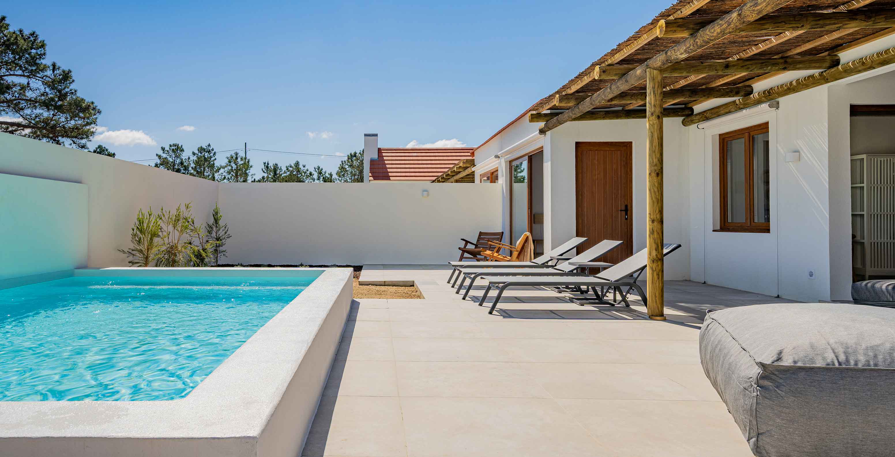 A Premium Green Villa do Pestana Comporta Village Residences tem uma piscina, espreguiçadeiras e uma pérgola ao ar livre