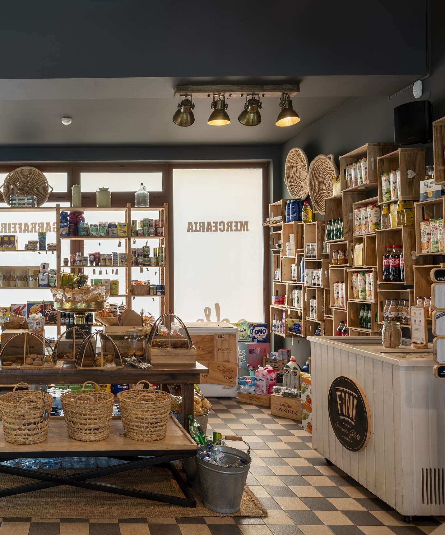 Mercearia no Pestana Tróia Eco Resort com várias prateleiras cheias de bens para não se preocupar durante as férias