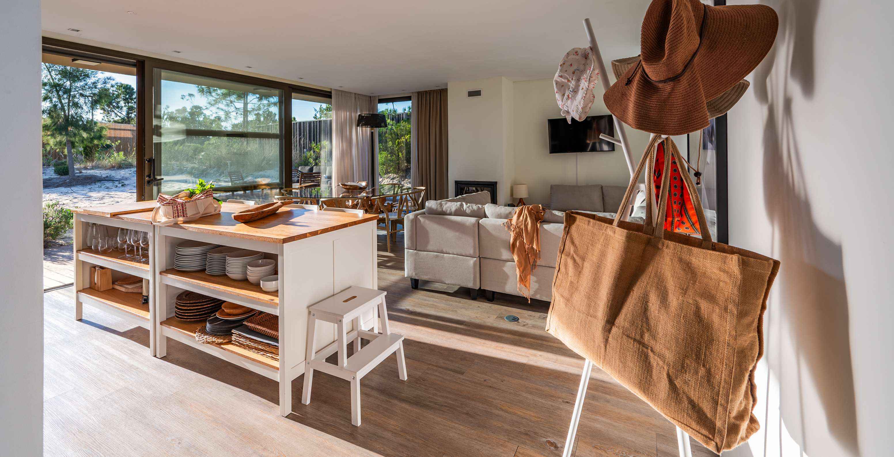 As Beach Villas Piscina Infantil do Pestana Tróia Eco Resort têm uma sala junta com a cozinha, com sofá e vários armários