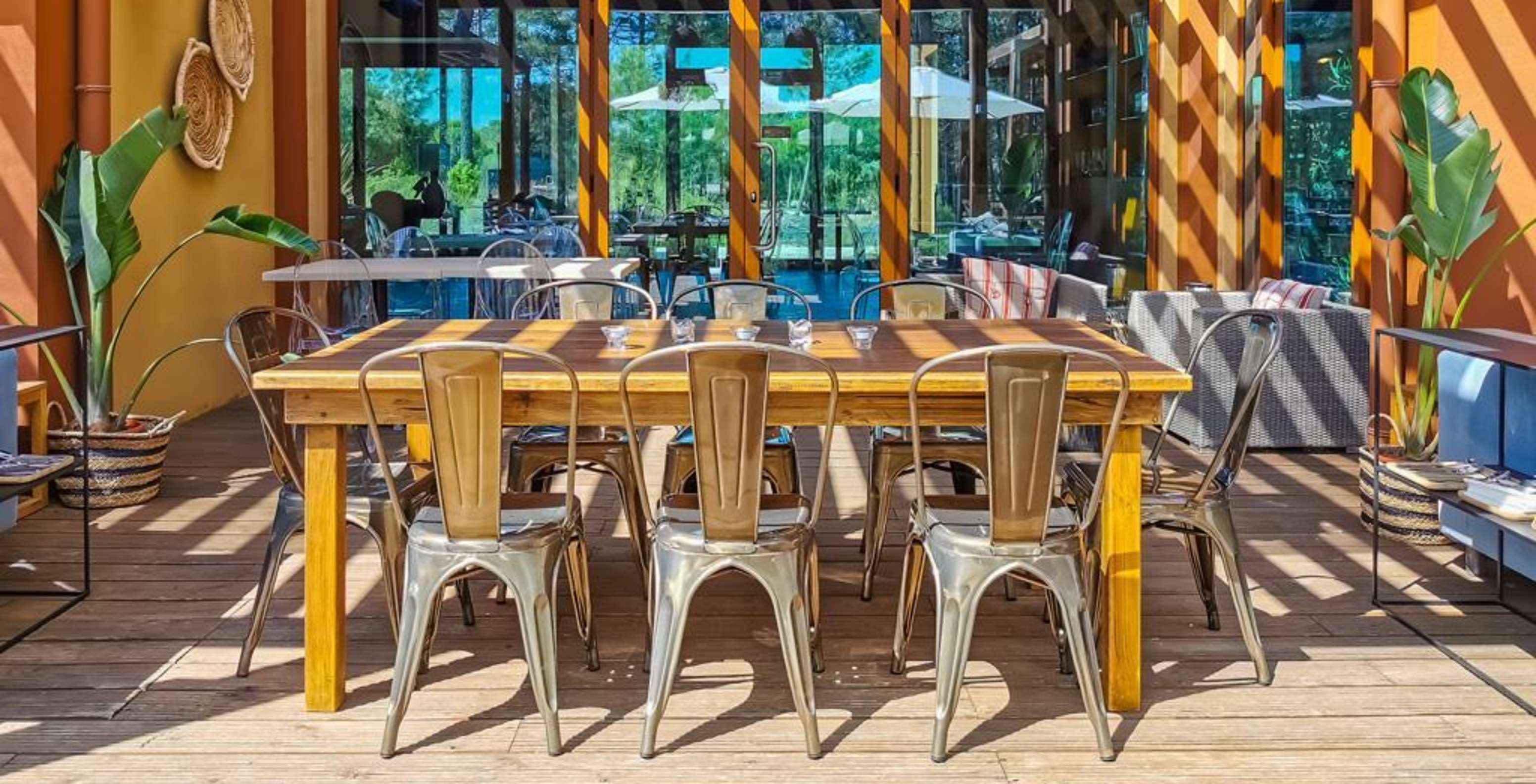 O restaurante Grão de Bico, do Eco Resort a 10 Minutos da Praia da Comporta, tem uma esplanada agradável com cadeiras e mesas